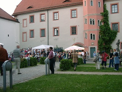 1Zahlreiche Zuschauer fanden auch Trio Collegio auf der Buehne Amtsgericht