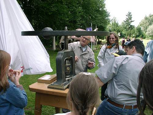 1Gedenkmuenzen hergestellt aus reiner Muskelkraft