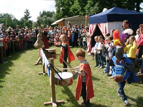 1Kinder Ritterspiel Ritter im Anmarsch