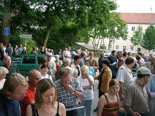 14 Viele kunstinteressierte am provisorischen Parkplatz Muehlstrasse