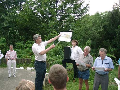 15 Alois Karl beim Beschreiben der neuen Stadthalle