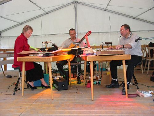 Trio Collegio auf der Buehne Amtsgericht