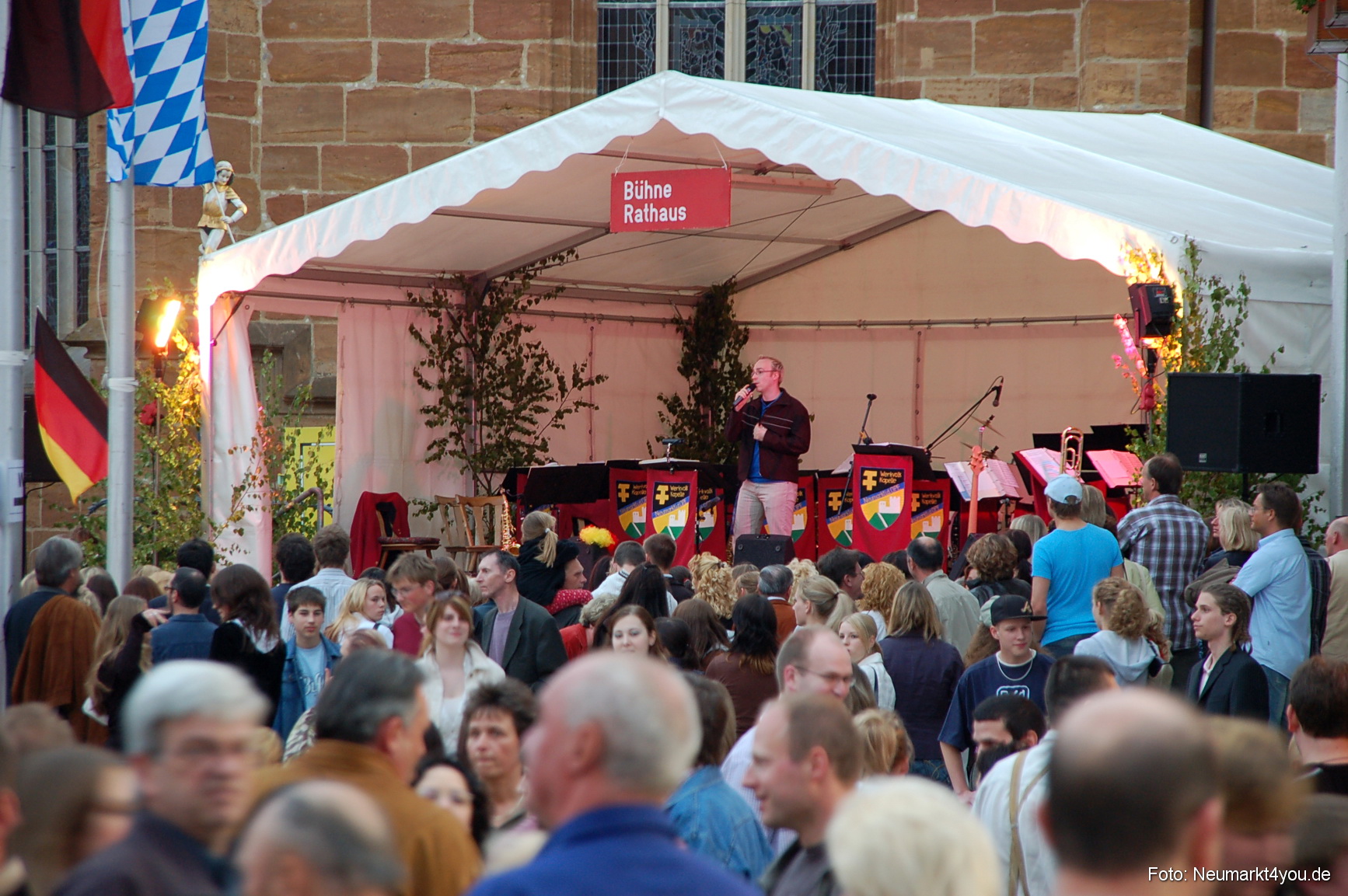 0025 Rathausbuehne