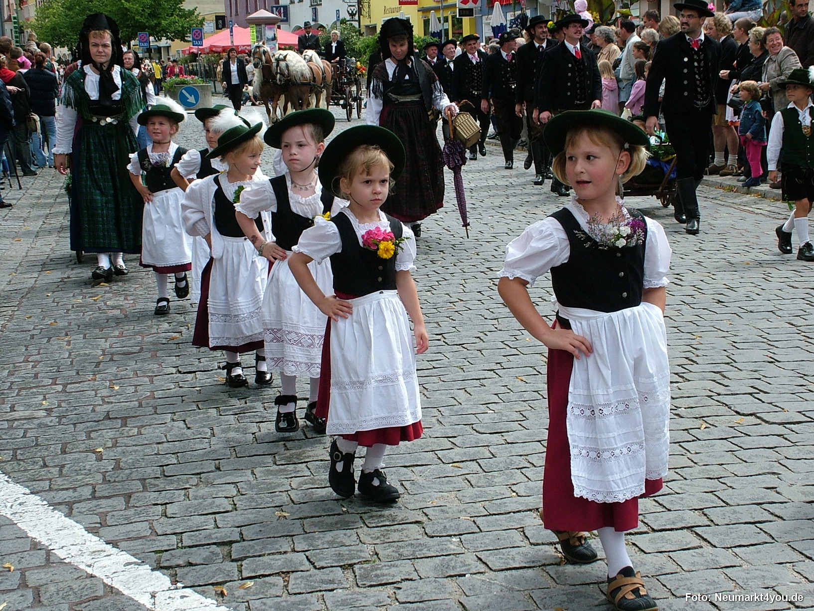 0440 Volksfestzug 130806