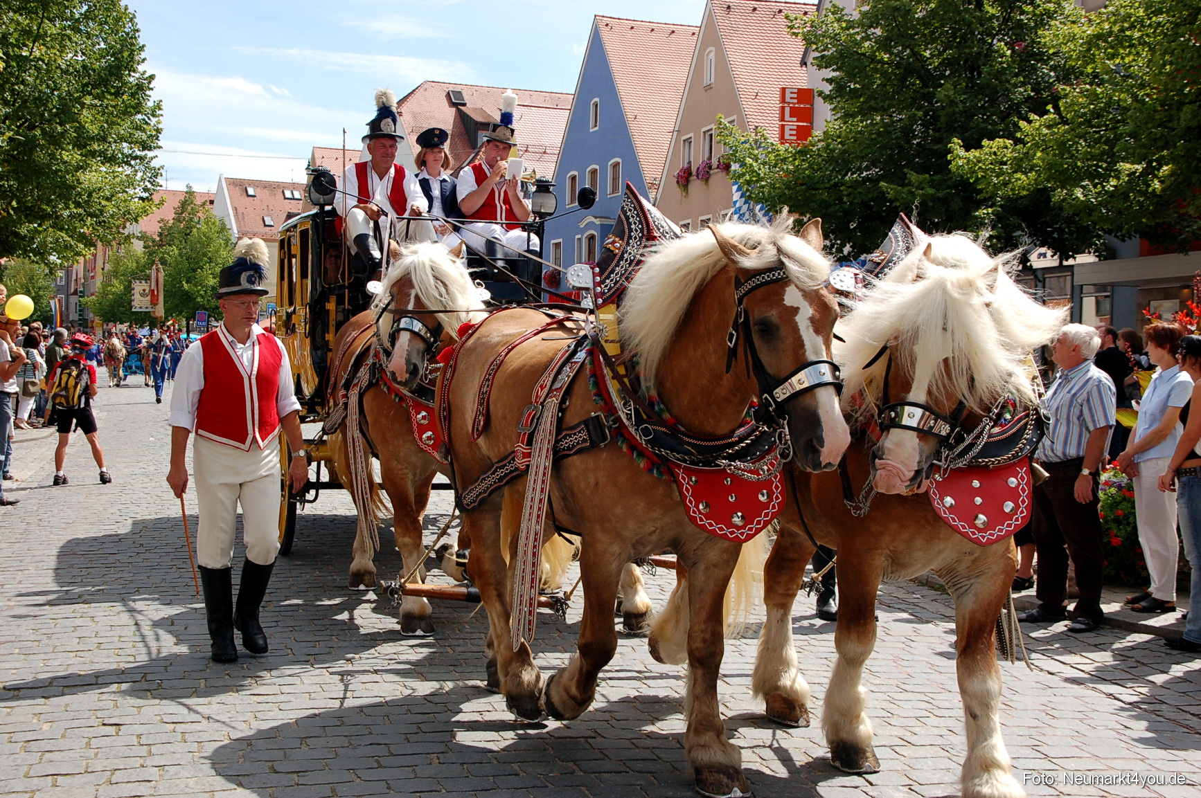 0101 Volksfestzug Neumarkt 100808