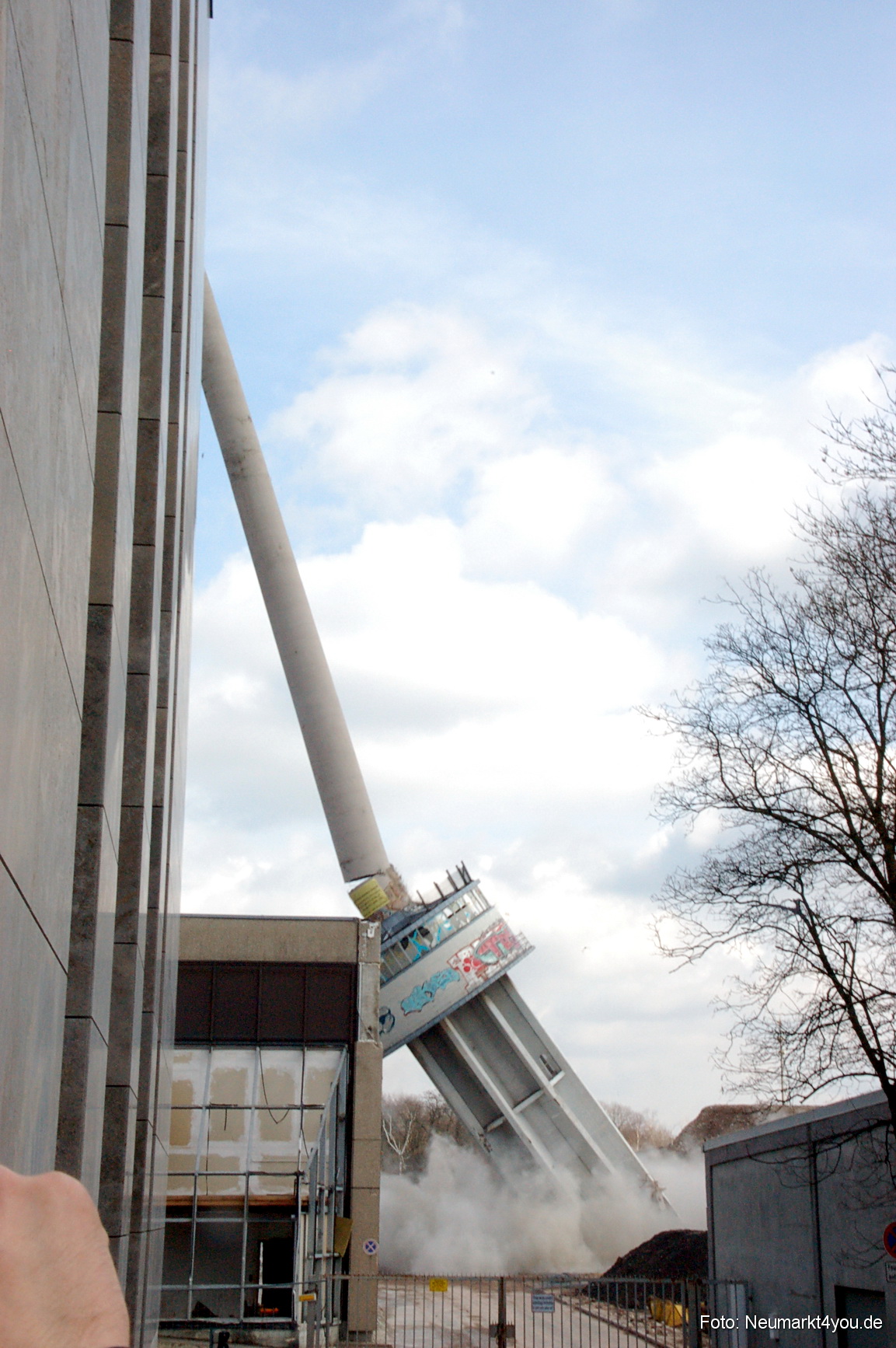 0055 Paladin Turm Sprengung 150308