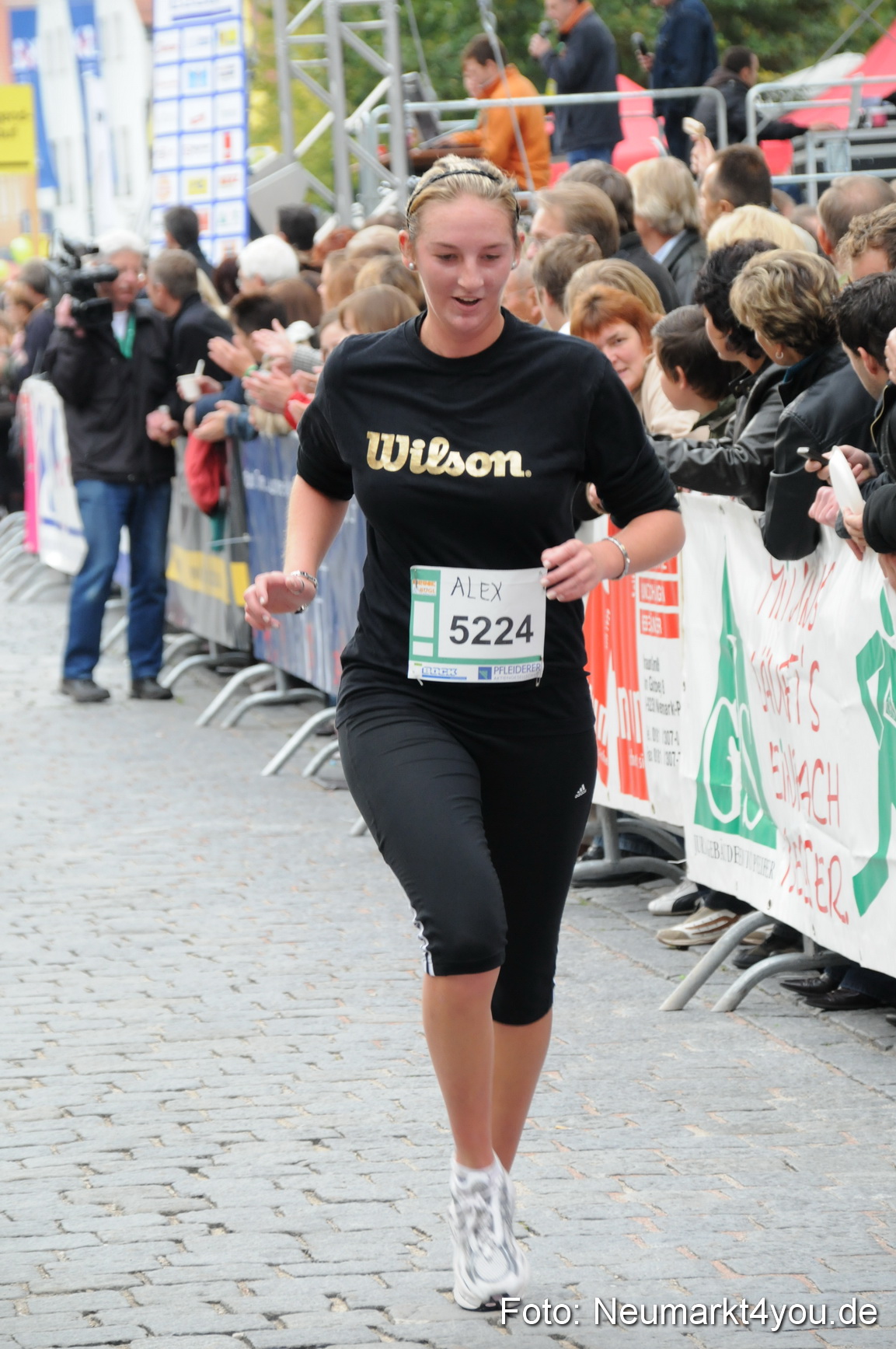 0024 Zieleinlauf Stadtlauf Neumarkt 2008