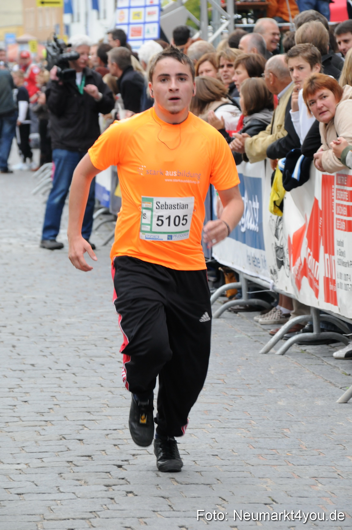 0025 Zieleinlauf Stadtlauf Neumarkt 2008
