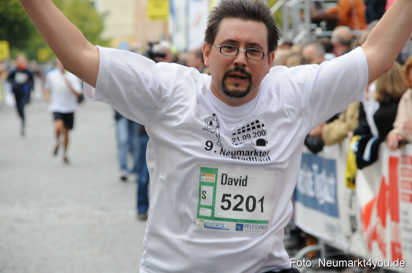 0026 Zieleinlauf Stadtlauf Neumarkt 2008