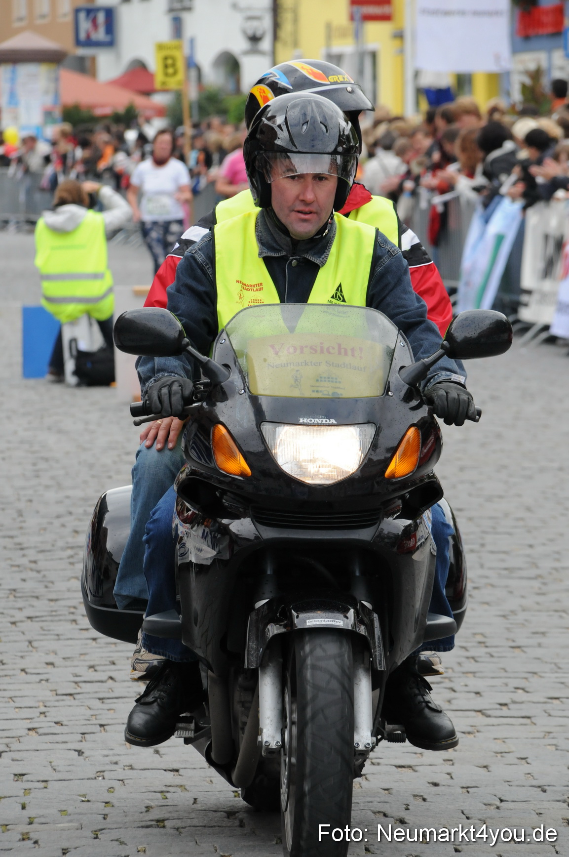 0041 Zieleinlauf Stadtlauf Neumarkt 2008