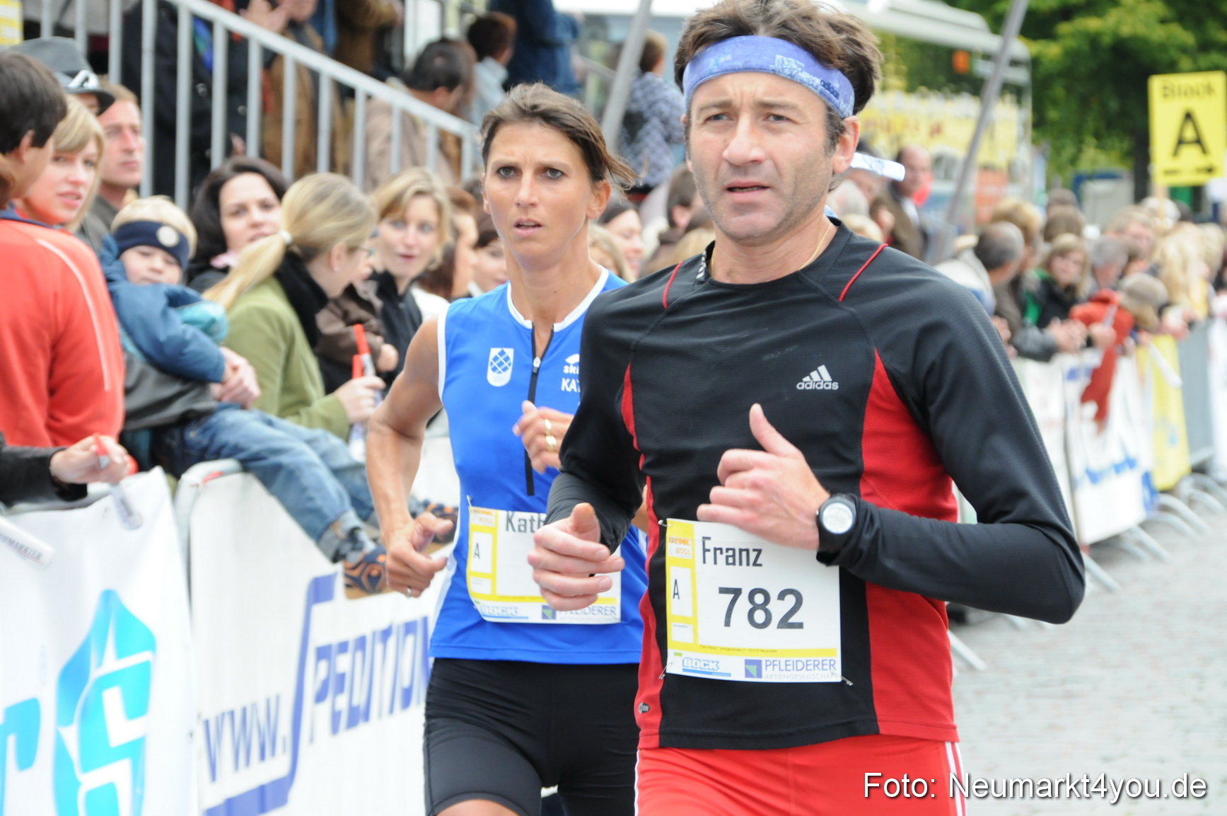 0057 Zieleinlauf Stadtlauf Neumarkt 2008
