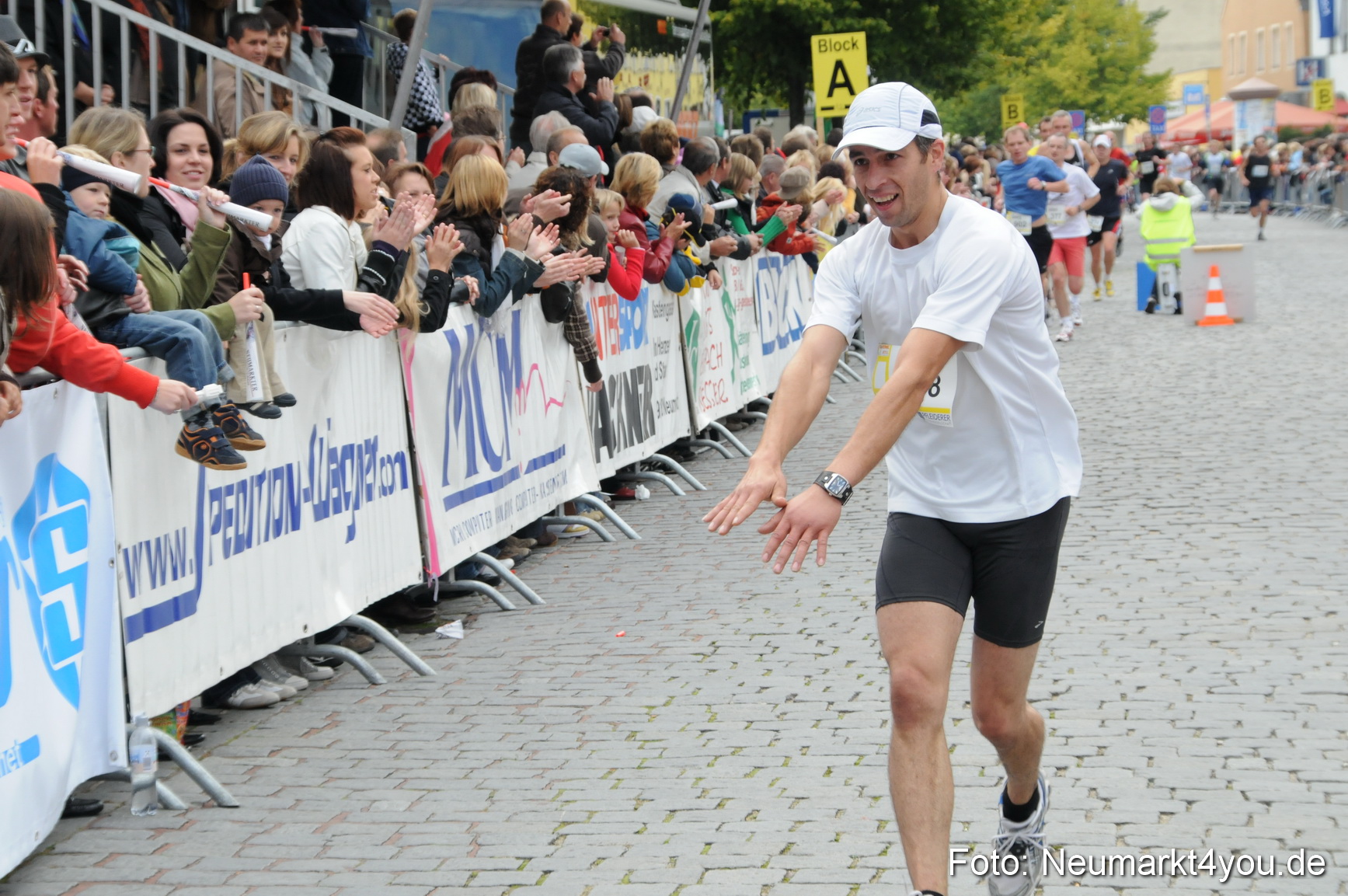 0063 Zieleinlauf Stadtlauf Neumarkt 2008