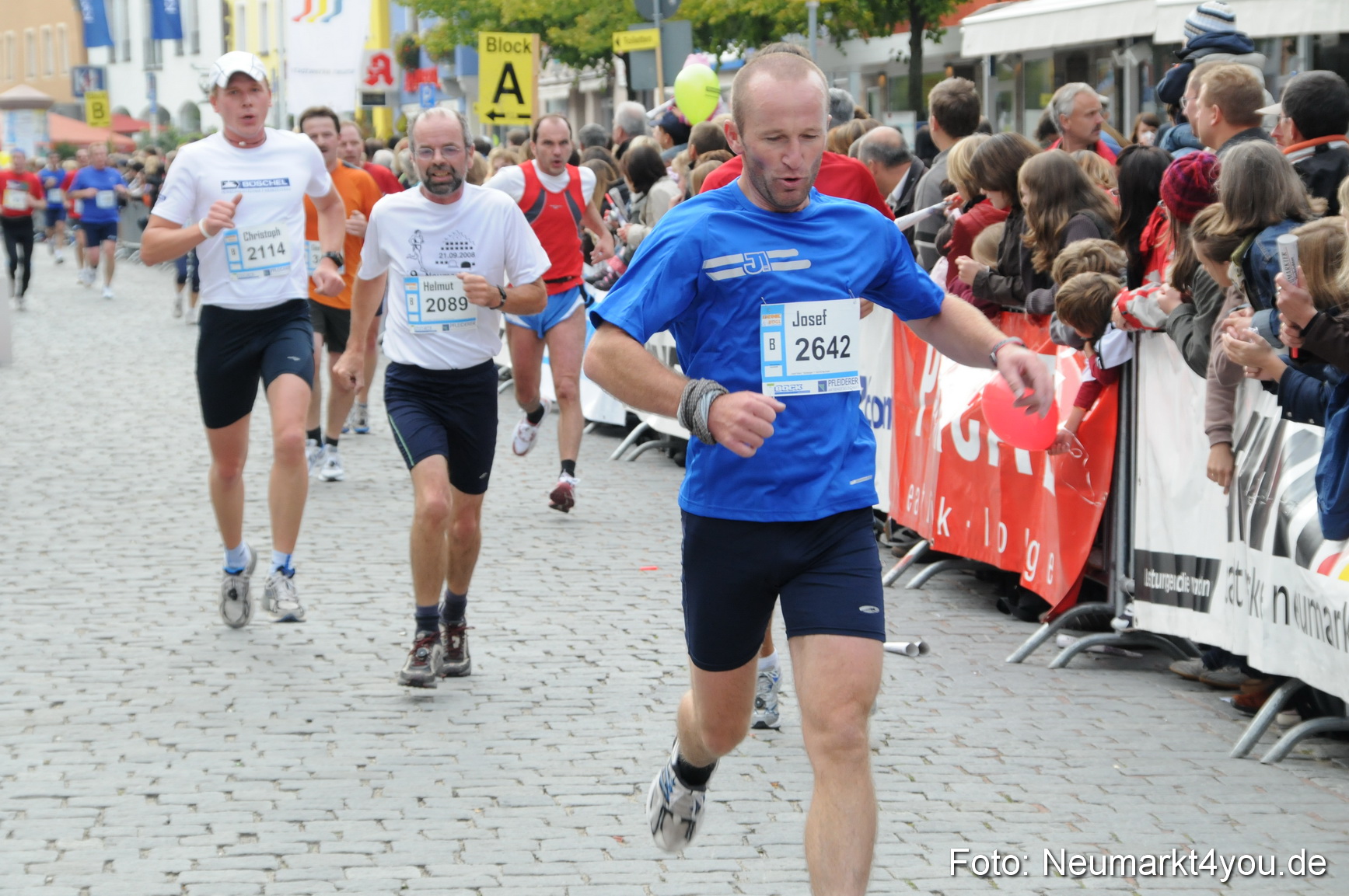 0074 Zieleinlauf Stadtlauf Neumarkt 2008