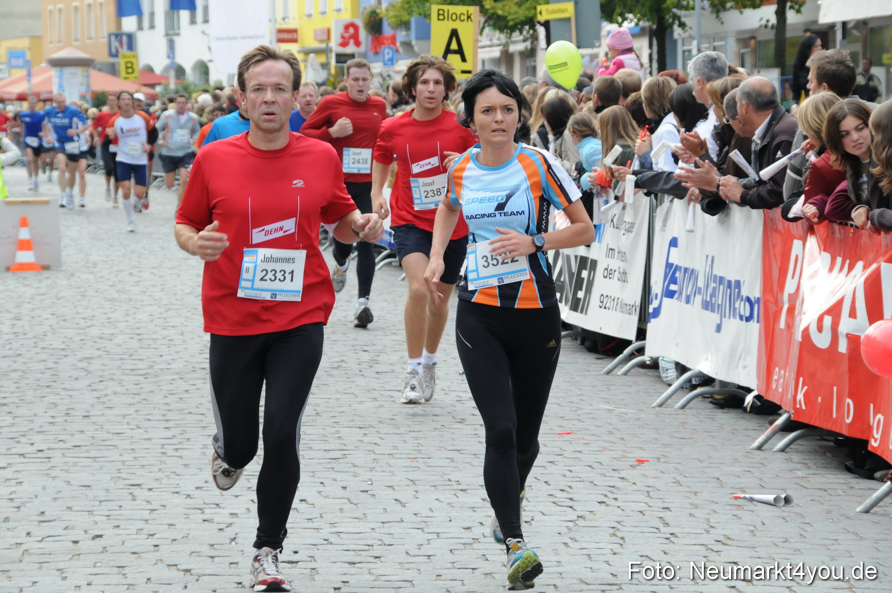 0076 Zieleinlauf Stadtlauf Neumarkt 2008