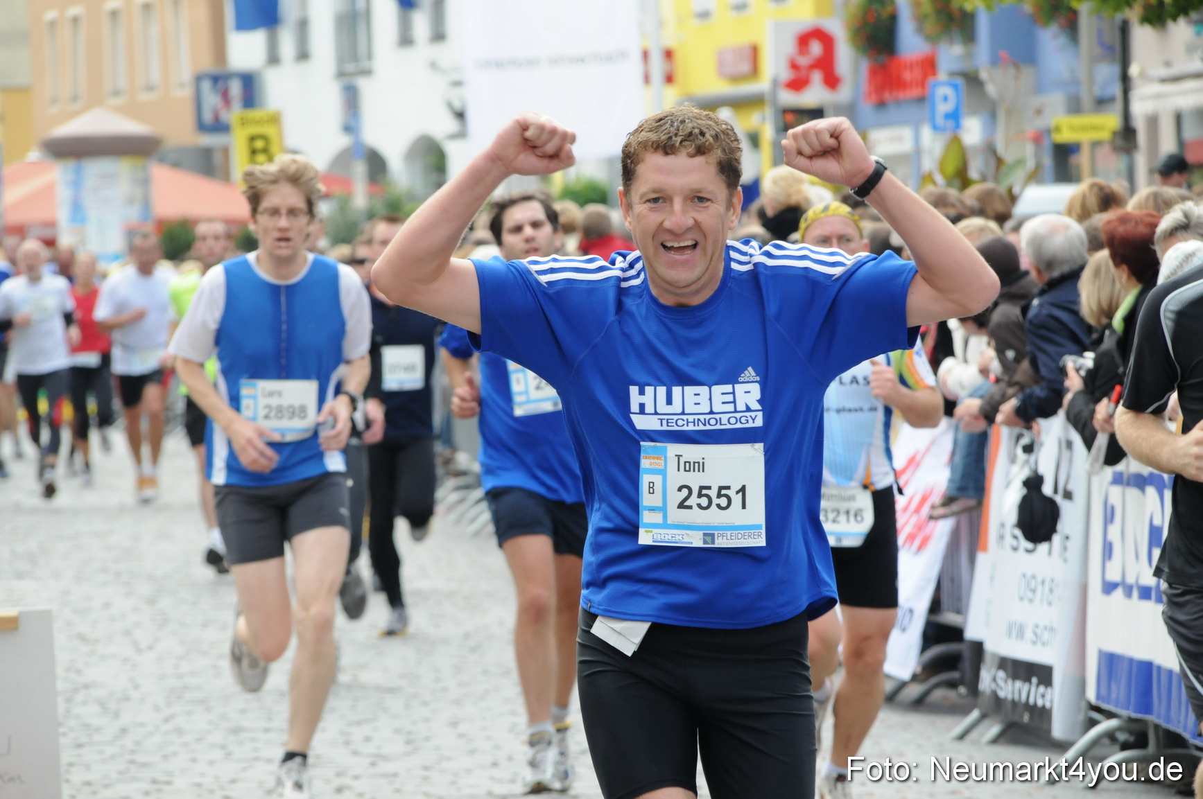 0088 Zieleinlauf Stadtlauf Neumarkt 2008