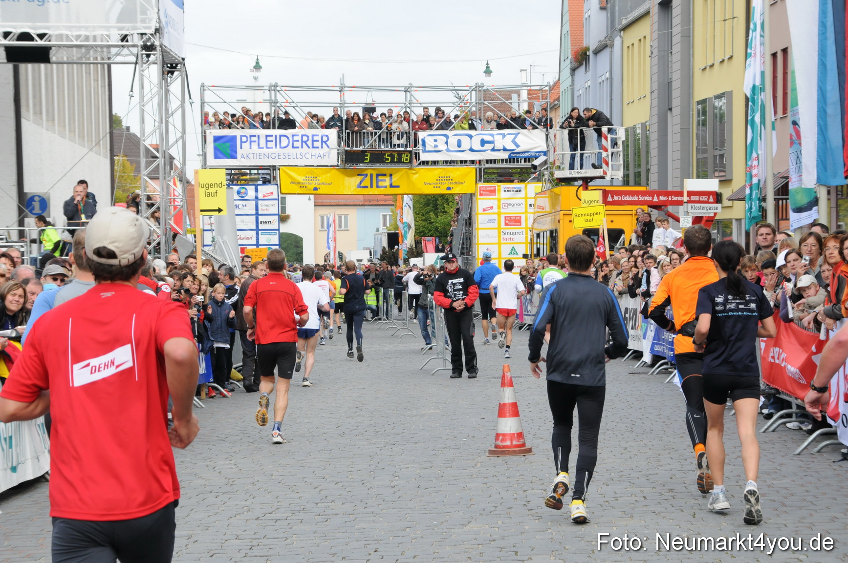 0107 Zieleinlauf Stadtlauf Neumarkt 2008