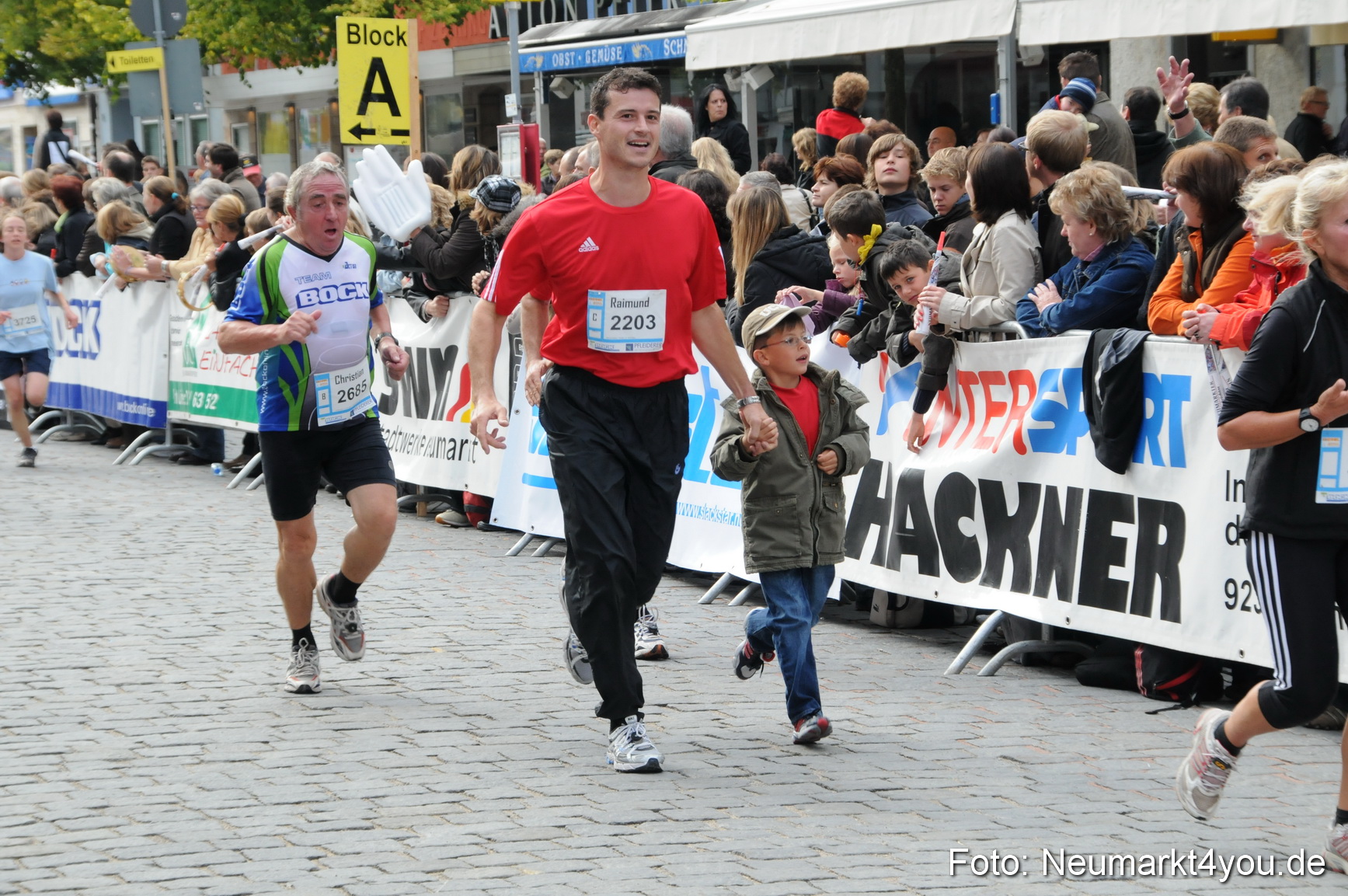 0115 Zieleinlauf Stadtlauf Neumarkt 2008