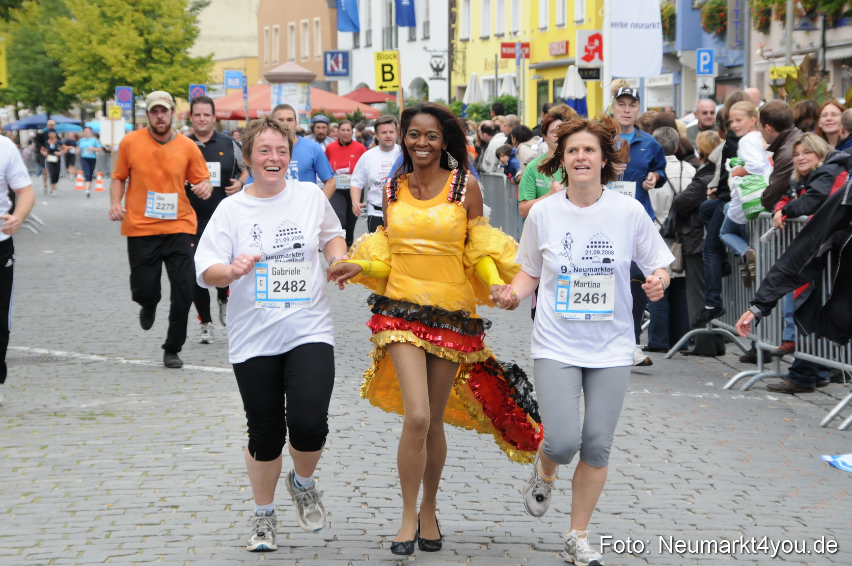 0144 Zieleinlauf Stadtlauf Neumarkt 2008