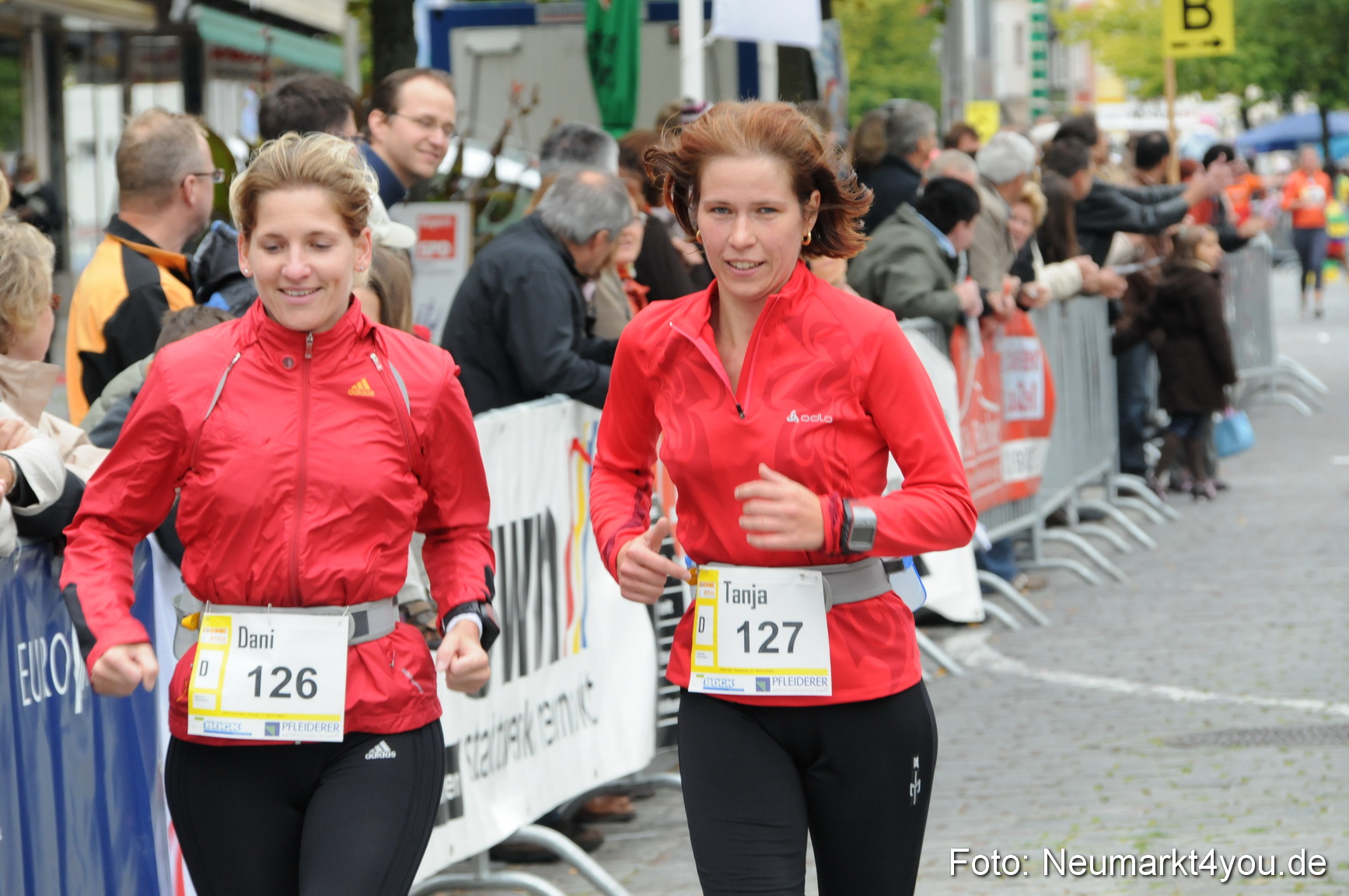 0145 Zieleinlauf Stadtlauf Neumarkt 2008