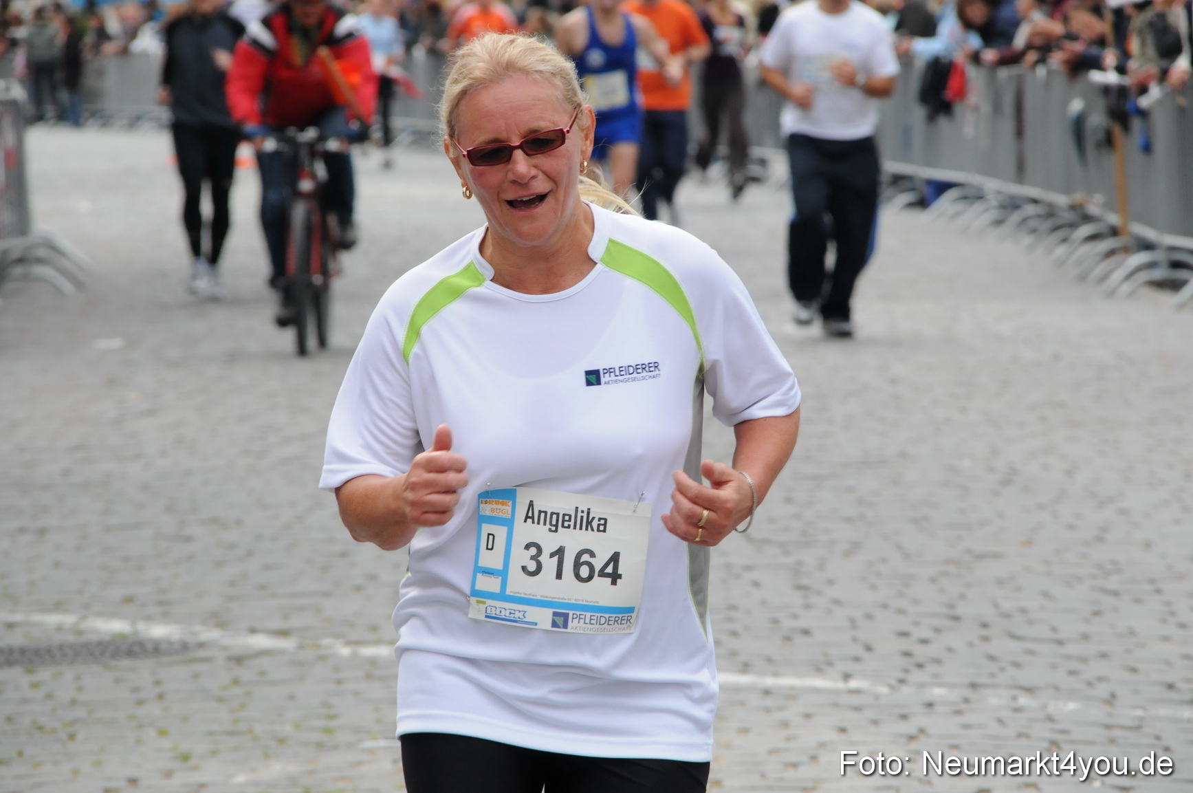 0150 Zieleinlauf Stadtlauf Neumarkt 2008