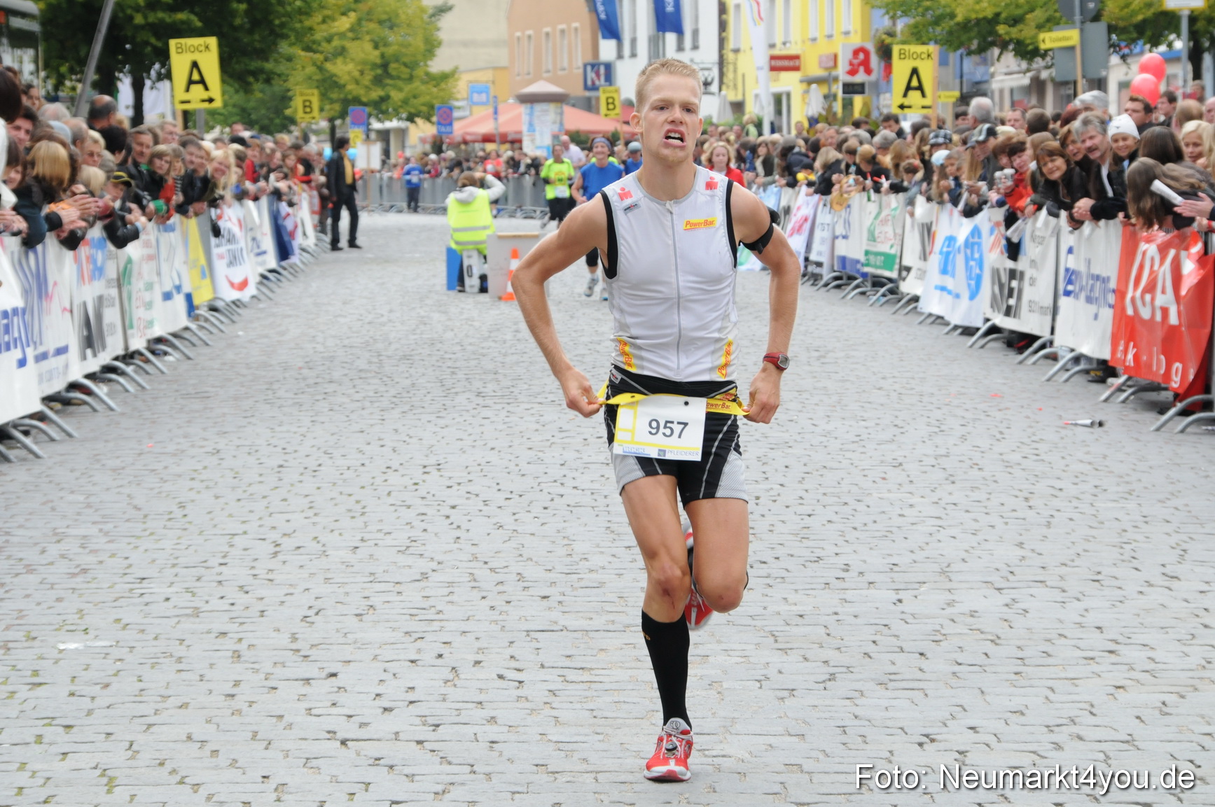 0154 Zieleinlauf Stadtlauf Neumarkt 2008