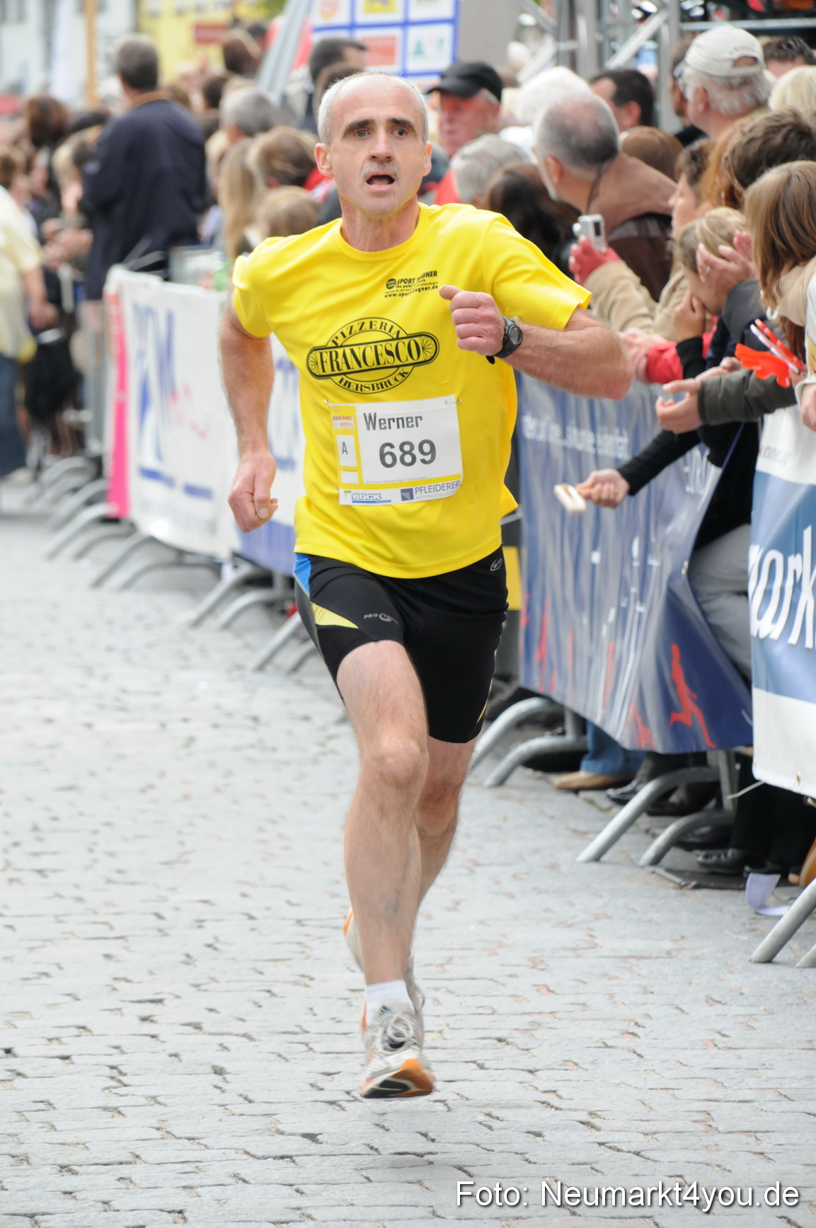 0169 Zieleinlauf Stadtlauf Neumarkt 2008