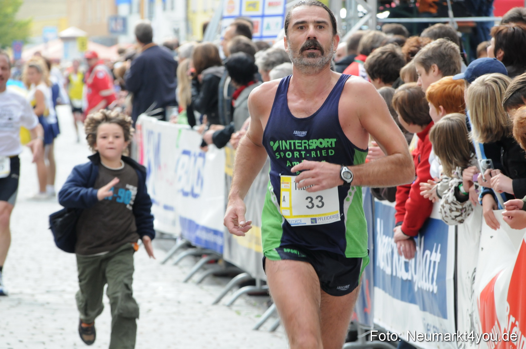0172 Zieleinlauf Stadtlauf Neumarkt 2008