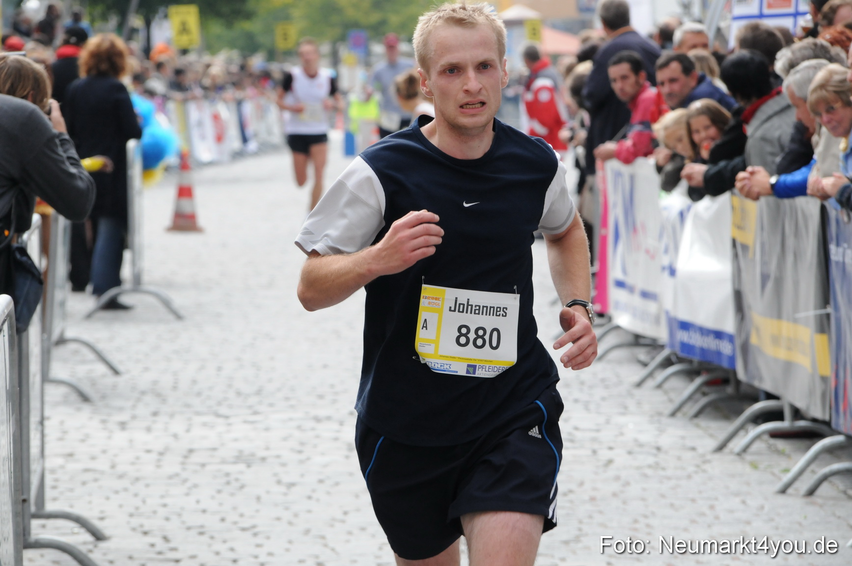 0177 Zieleinlauf Stadtlauf Neumarkt 2008