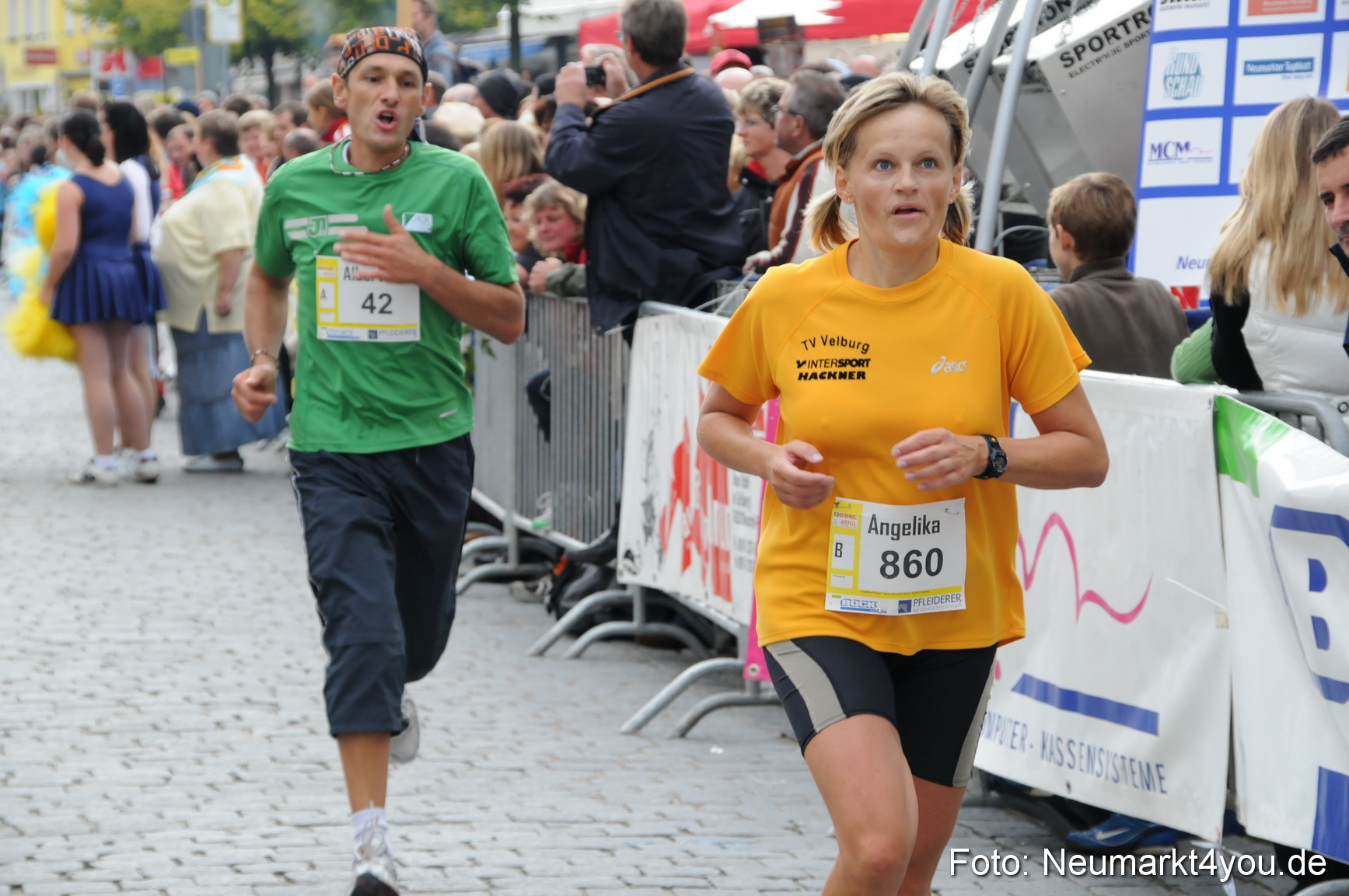 0195 Zieleinlauf Stadtlauf Neumarkt 2008