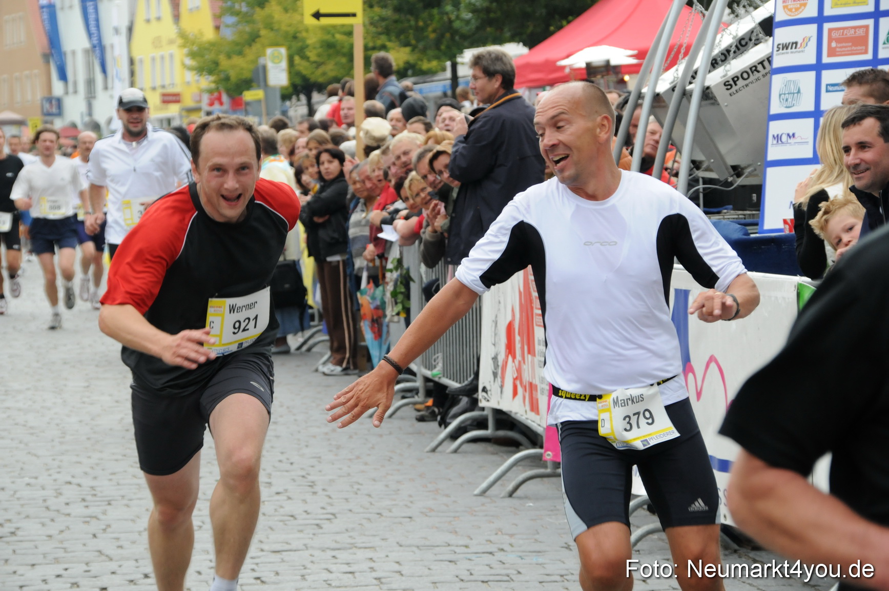 0200 Zieleinlauf Stadtlauf Neumarkt 2008