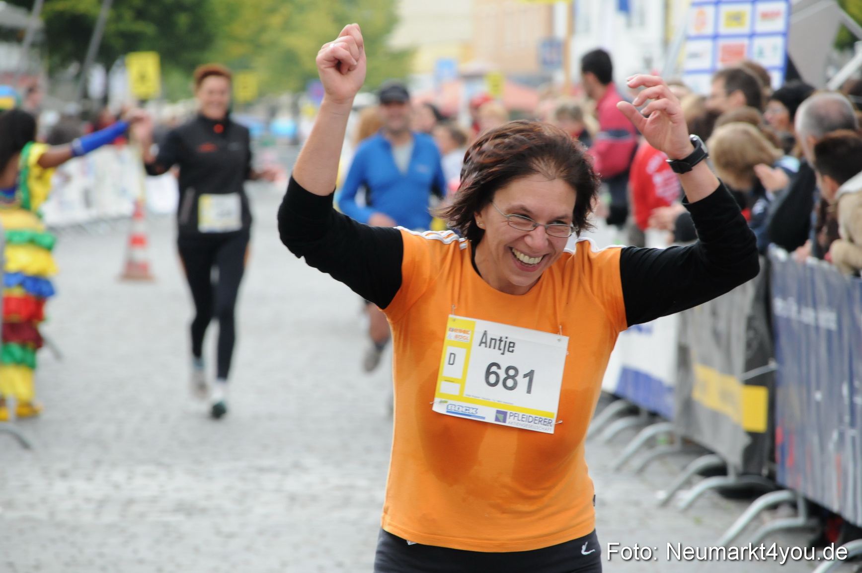 0208 Zieleinlauf Stadtlauf Neumarkt 2008