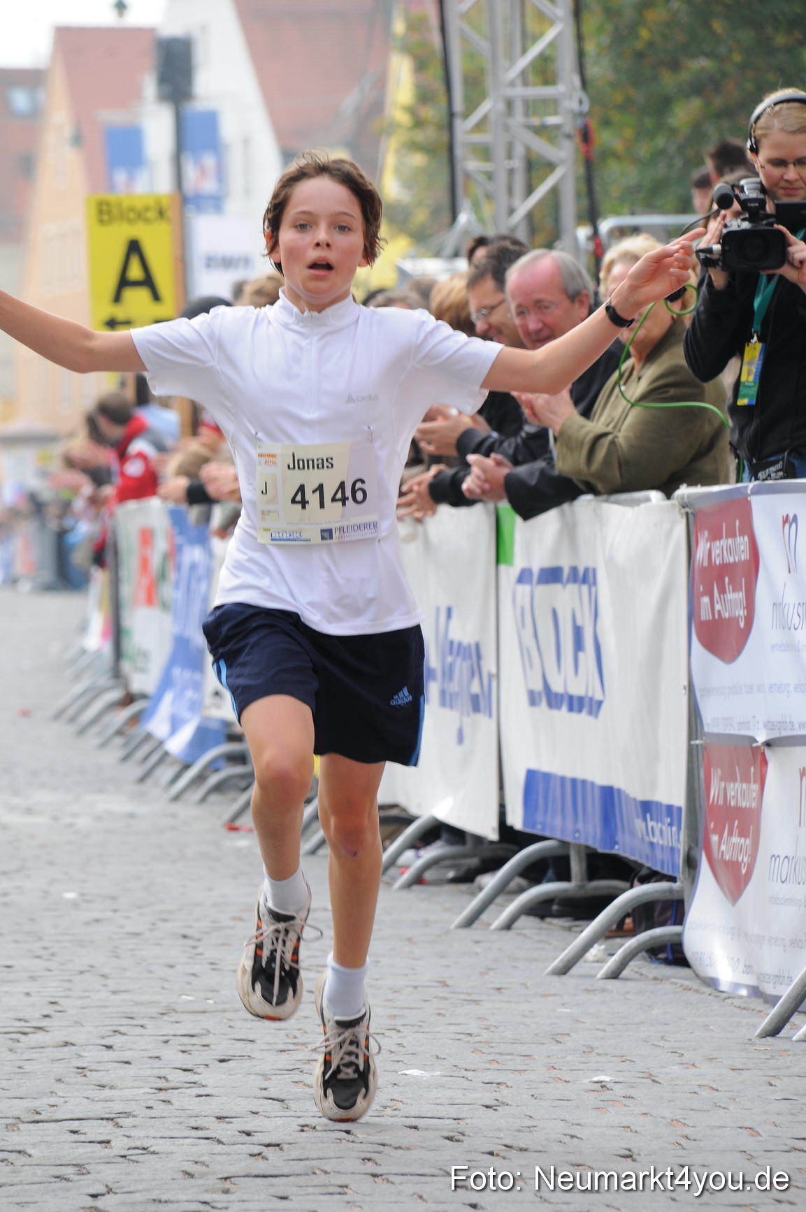 0004 Stadtlauf Neumarkt Zieleinlauf 200909