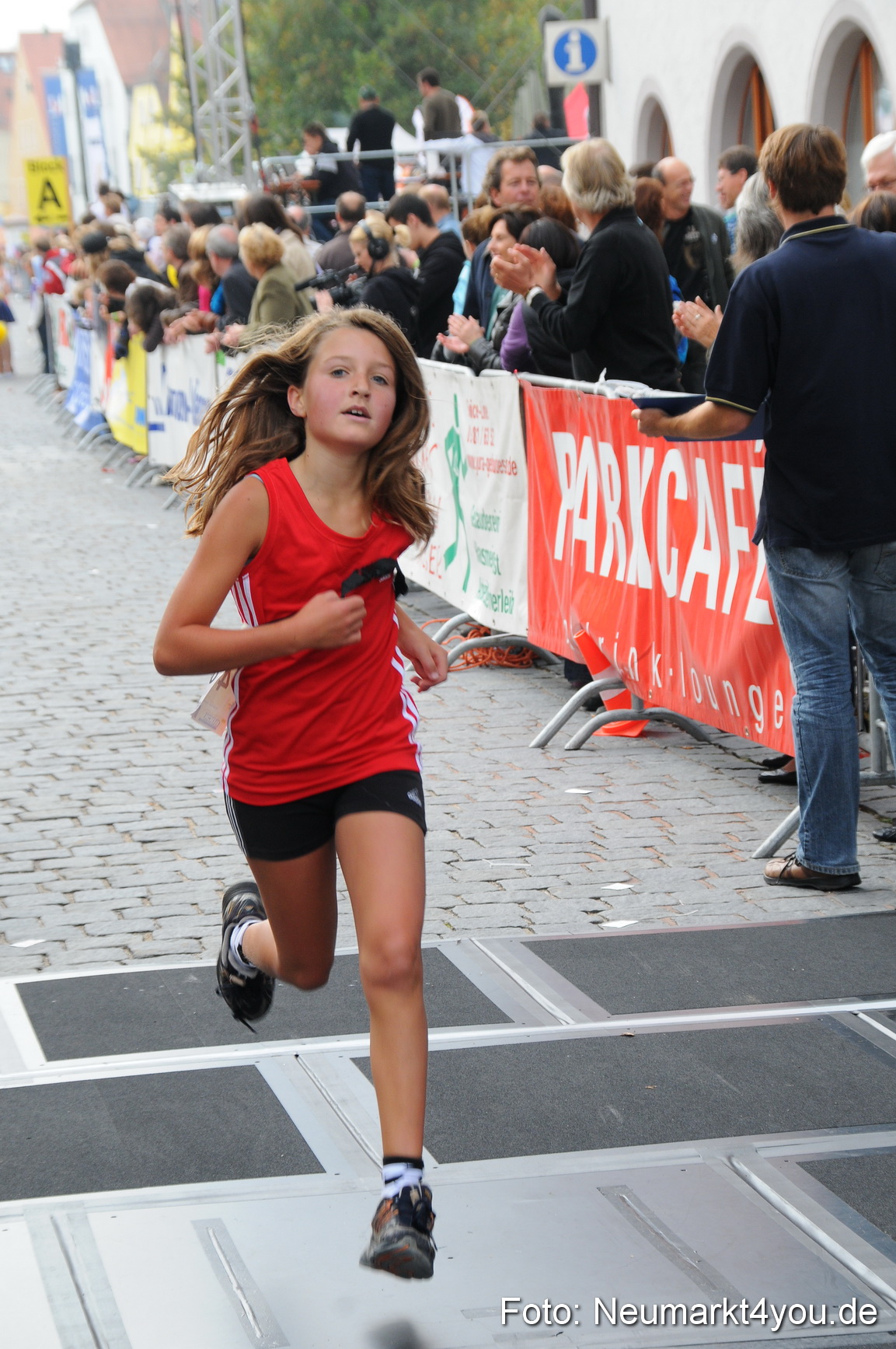 0012 Stadtlauf Neumarkt Zieleinlauf 200909