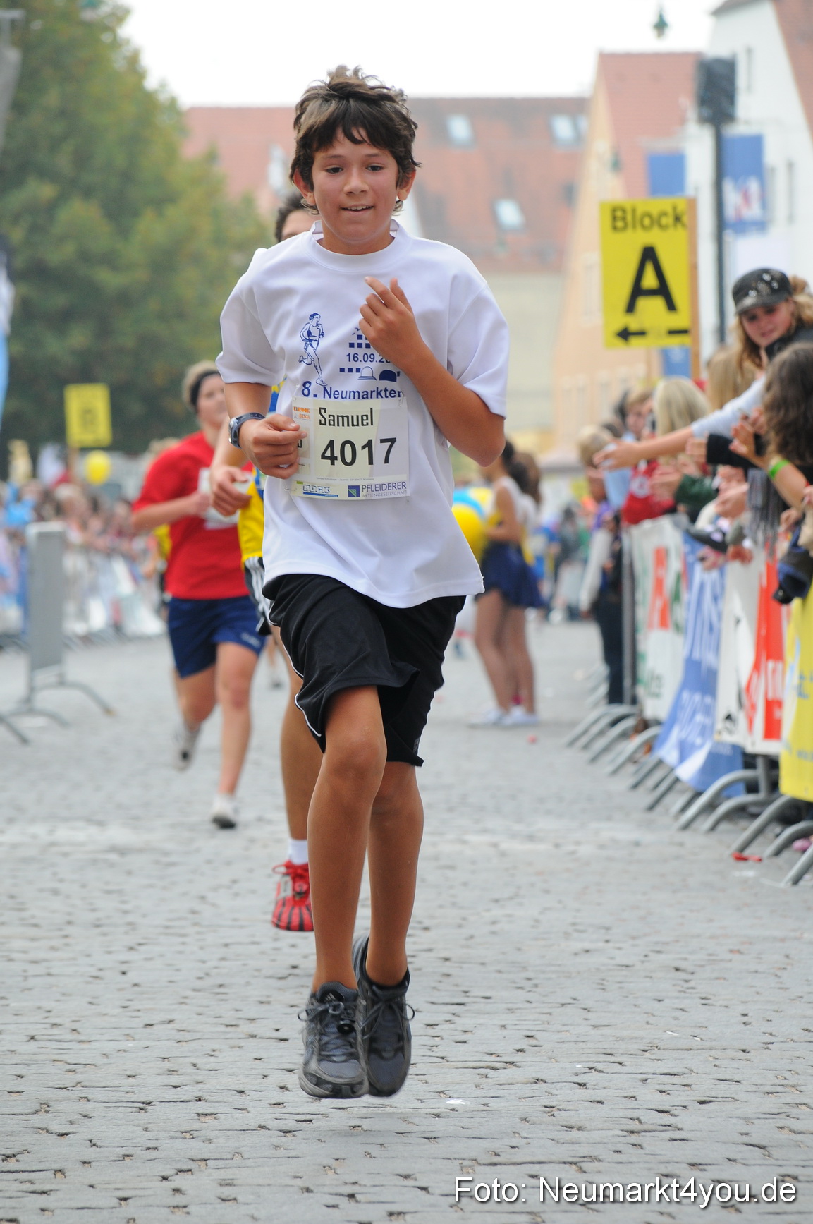 0017 Stadtlauf Neumarkt Zieleinlauf 200909