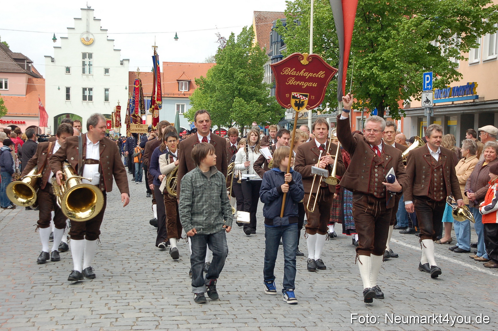 Festzug 150 Jahre Feuerwehr Neumarkt 160510 0056