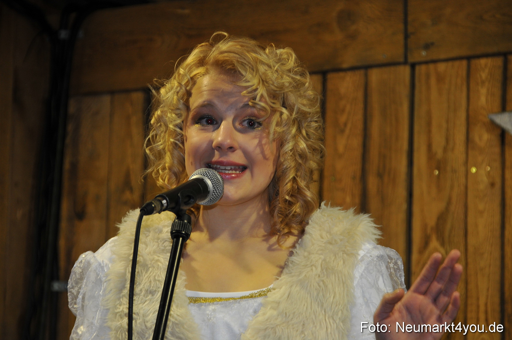 Weihnachtsmarkt Neumarkt 241111 0019