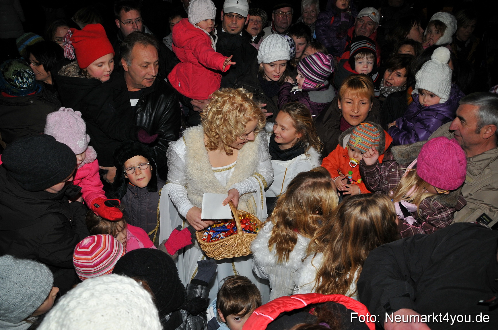 Weihnachtsmarkt Neumarkt 241111 0028