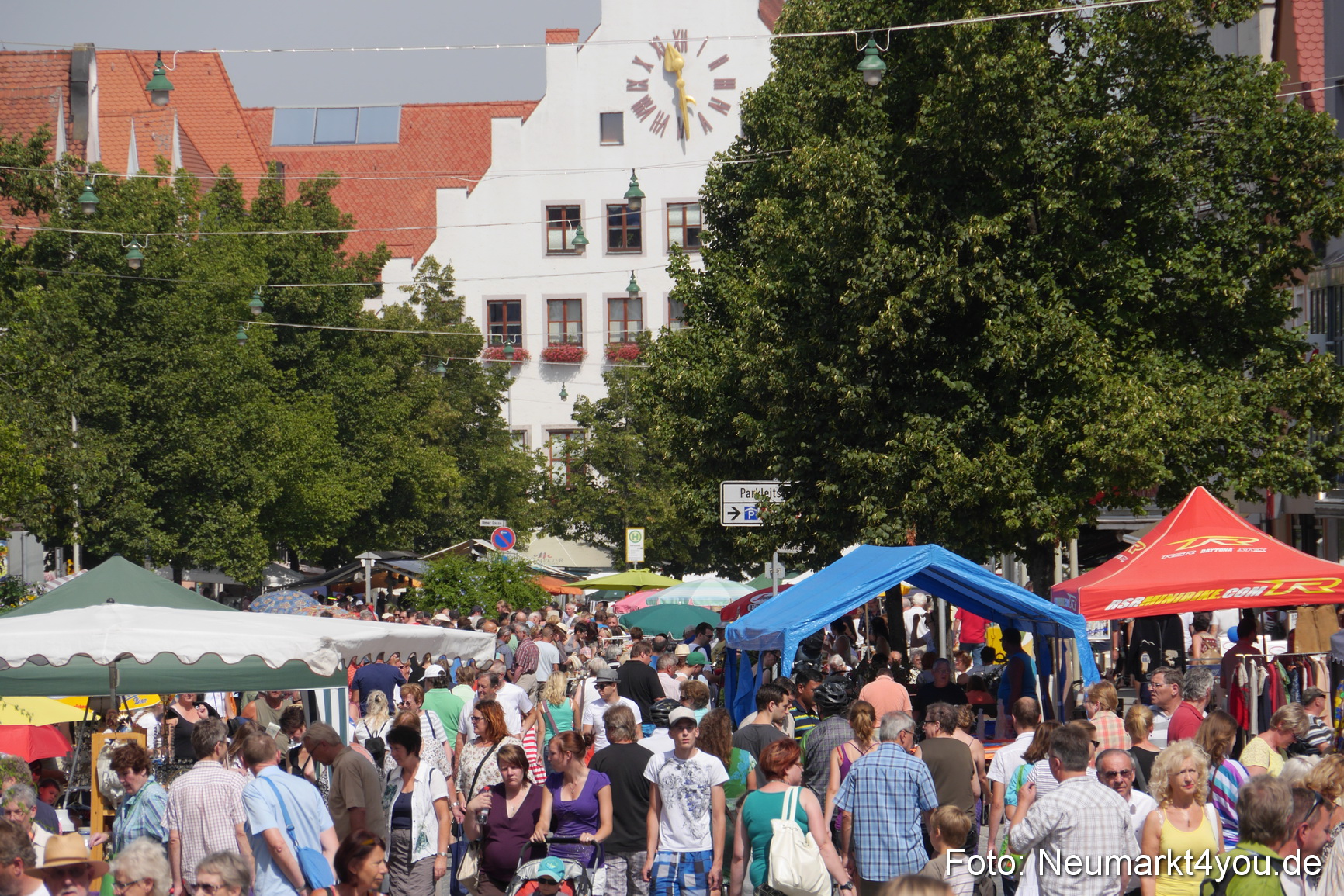 Altstadt Flohmarkt Neumarkt 030813 0027
