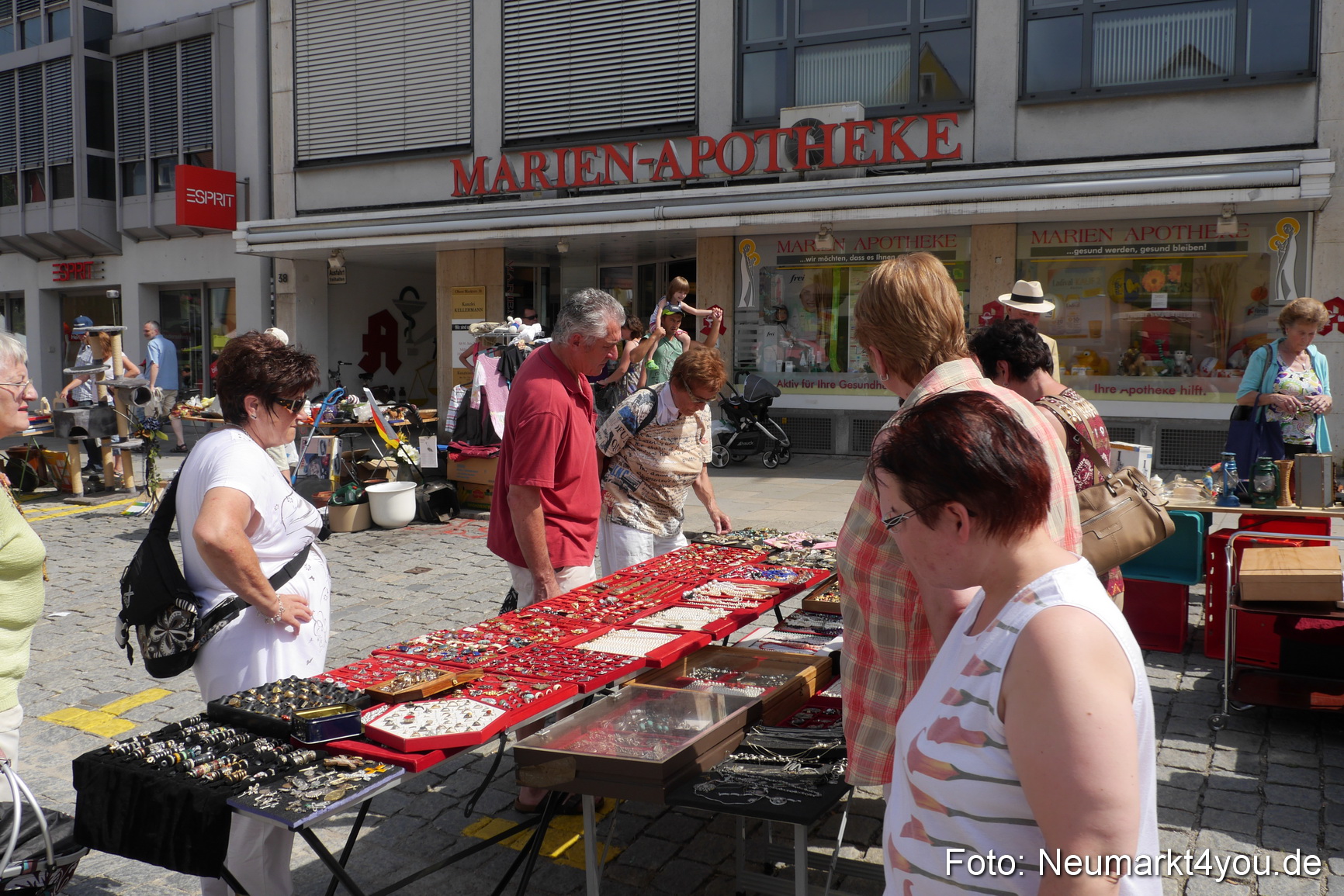 Altstadt Flohmarkt Neumarkt 030813 0029