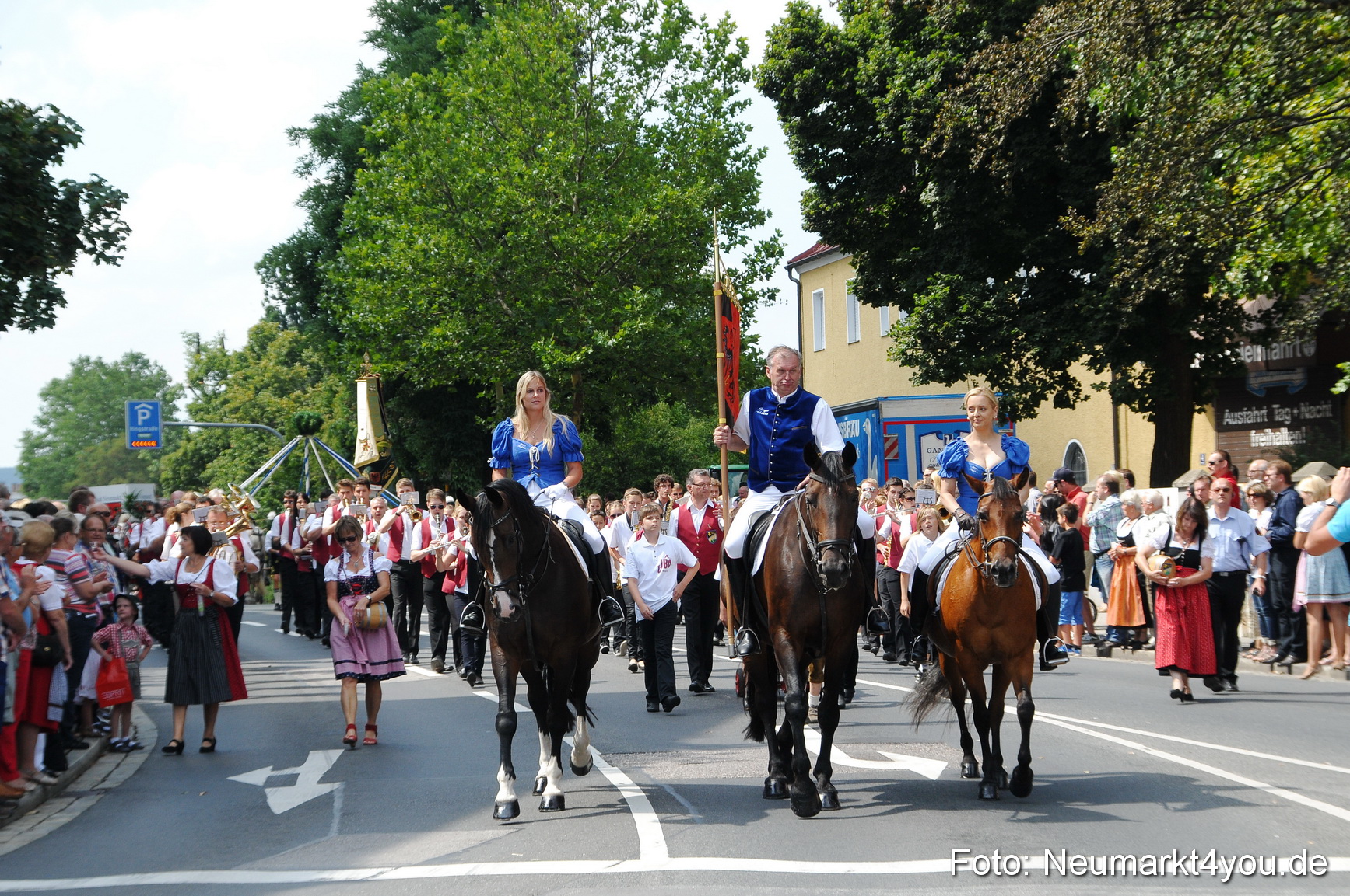 Volksfestzug Neumarkt 110813 0002