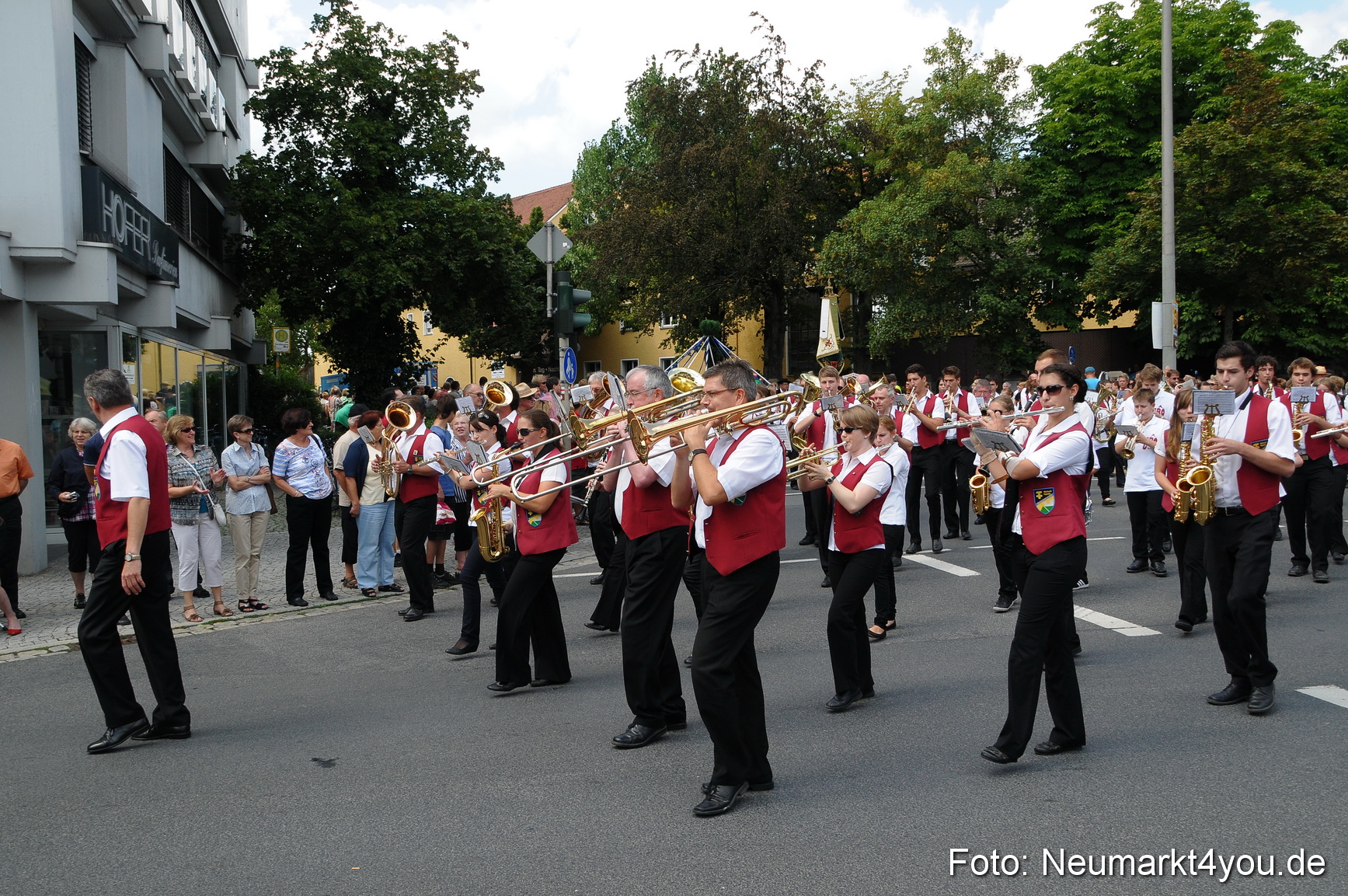 Volksfestzug Neumarkt 110813 0003