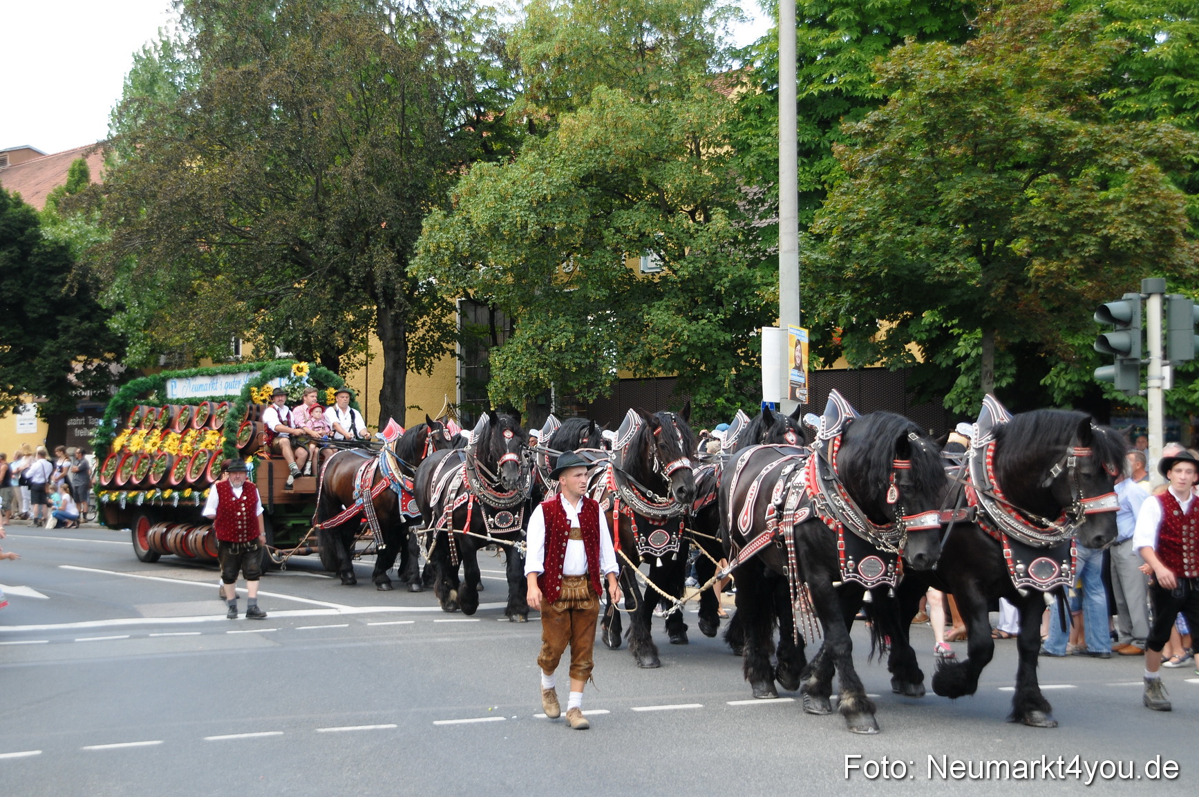 Volksfestzug Neumarkt 110813 0009