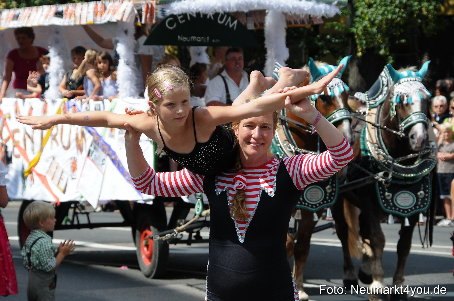 Volksfestzug Neumarkt 110813 0025