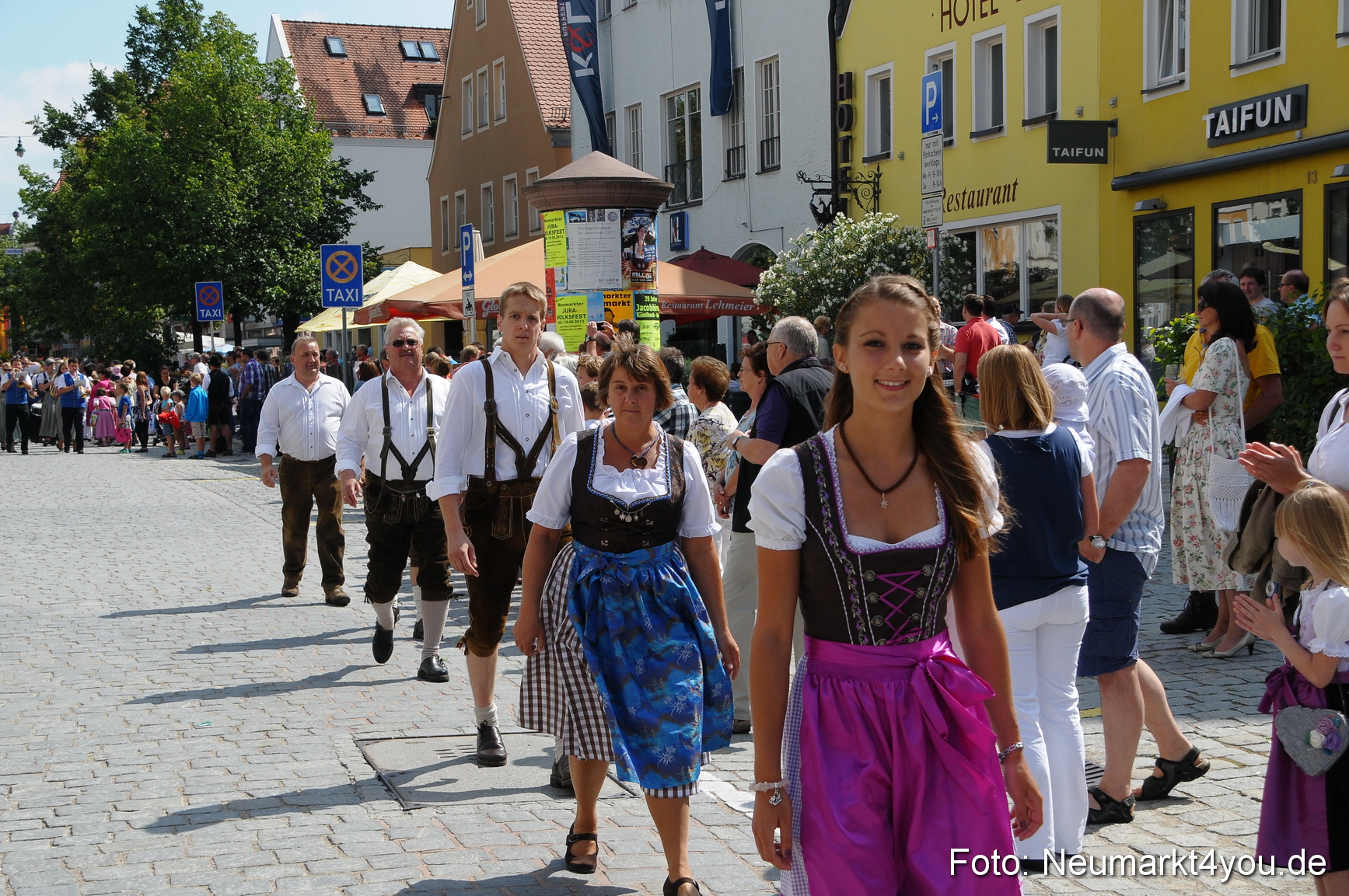 Volksfestzug Neumarkt 110813 0409