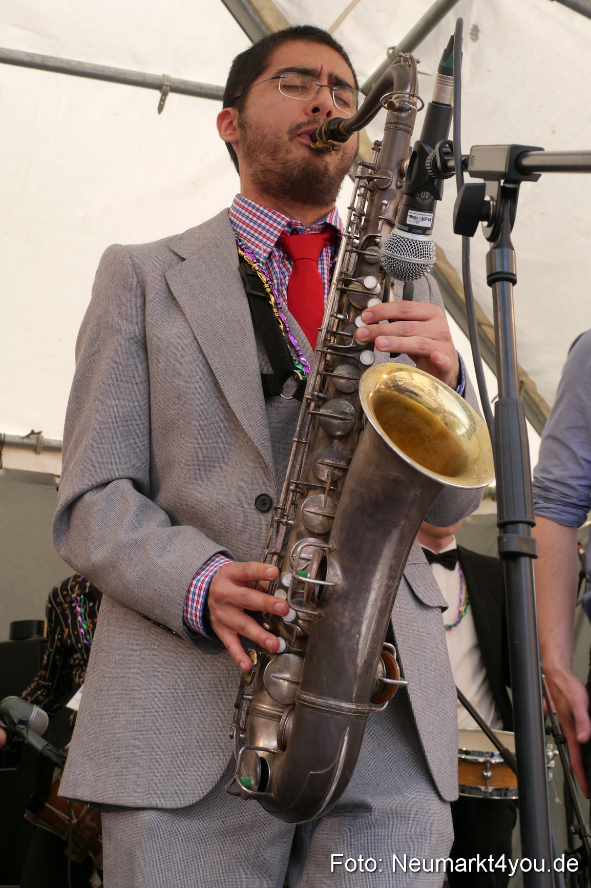 0100 Neutral Ground Brass Band 010515