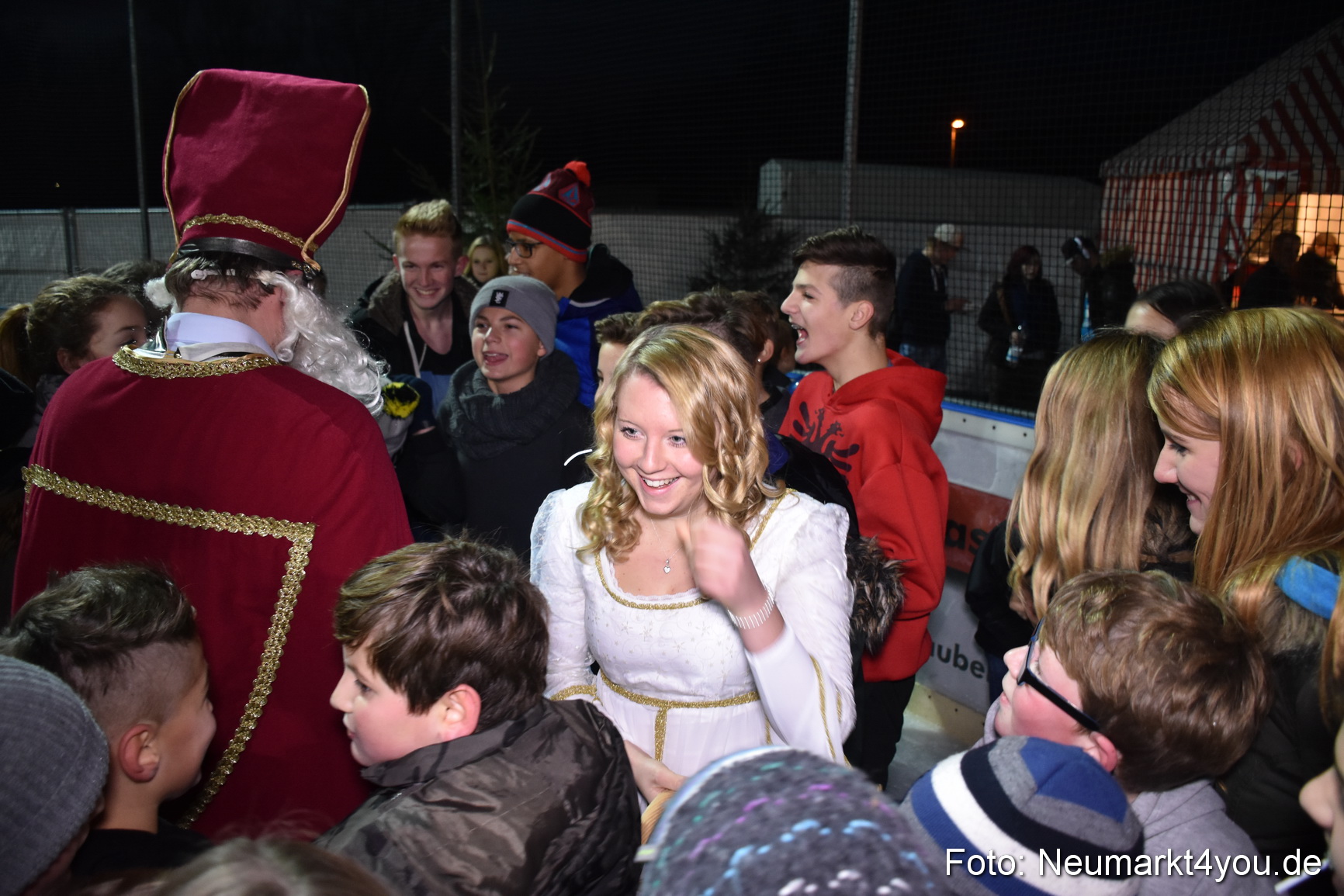 Nikolaus Eislaufbahn Neumarkt 051215 0003