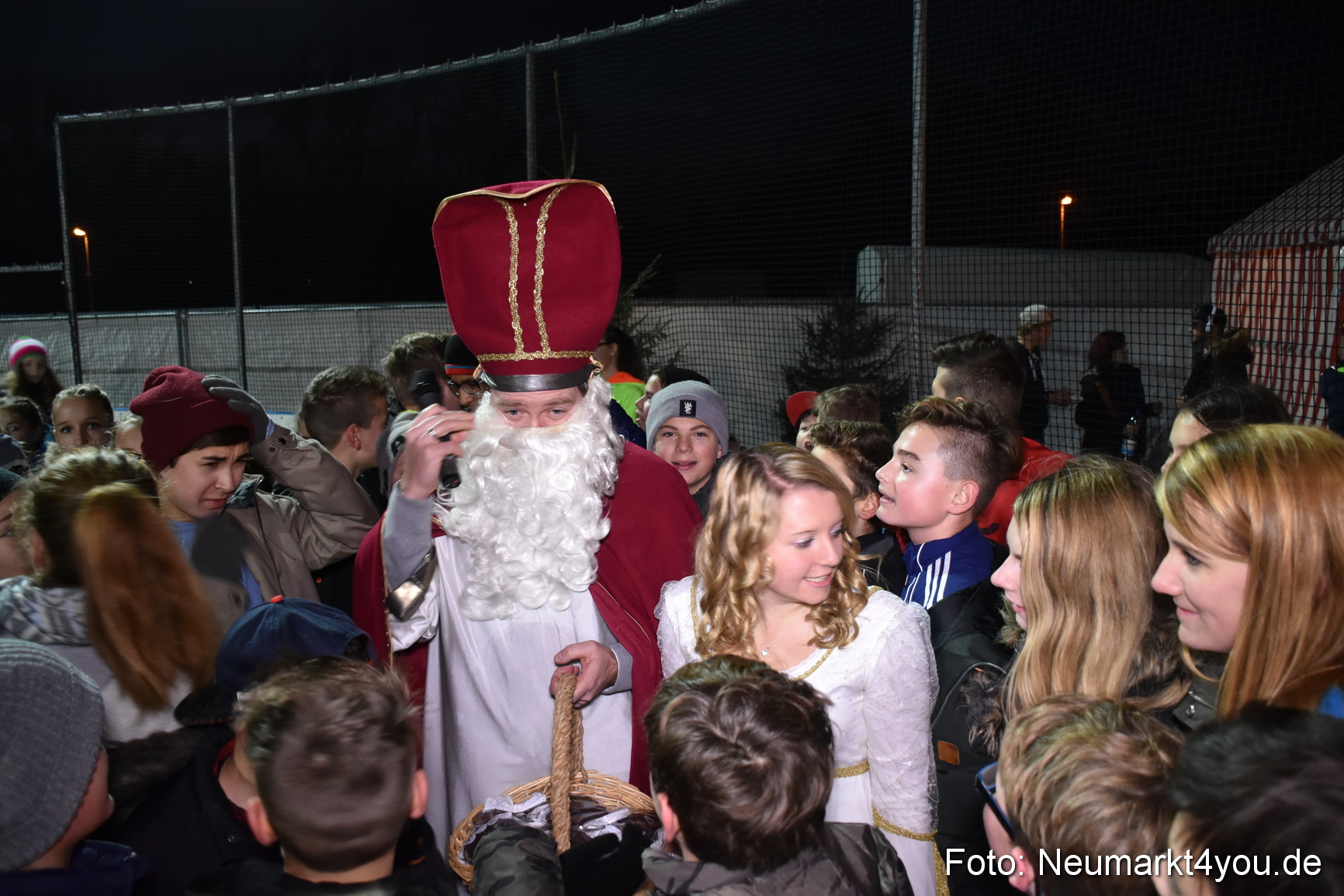 Nikolaus Eislaufbahn Neumarkt 051215 0004