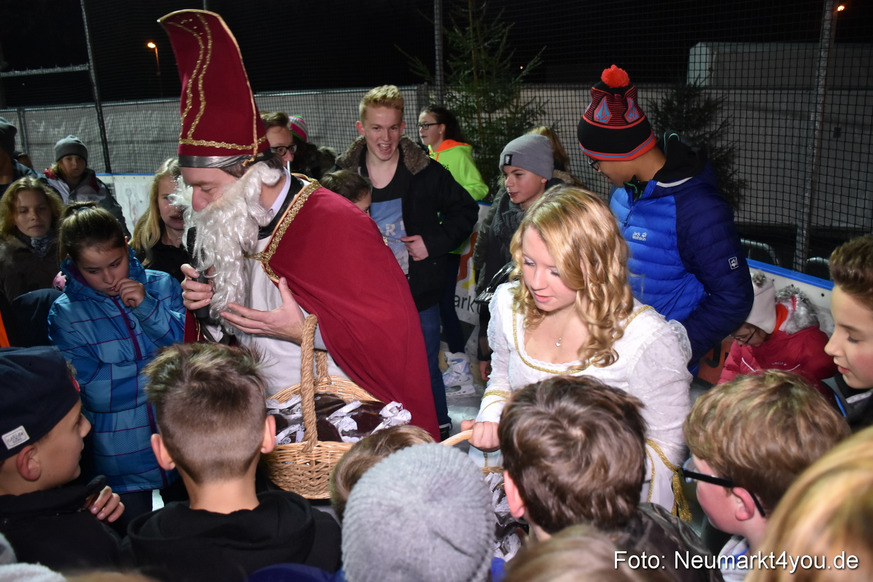 Nikolaus Eislaufbahn Neumarkt 051215 0006