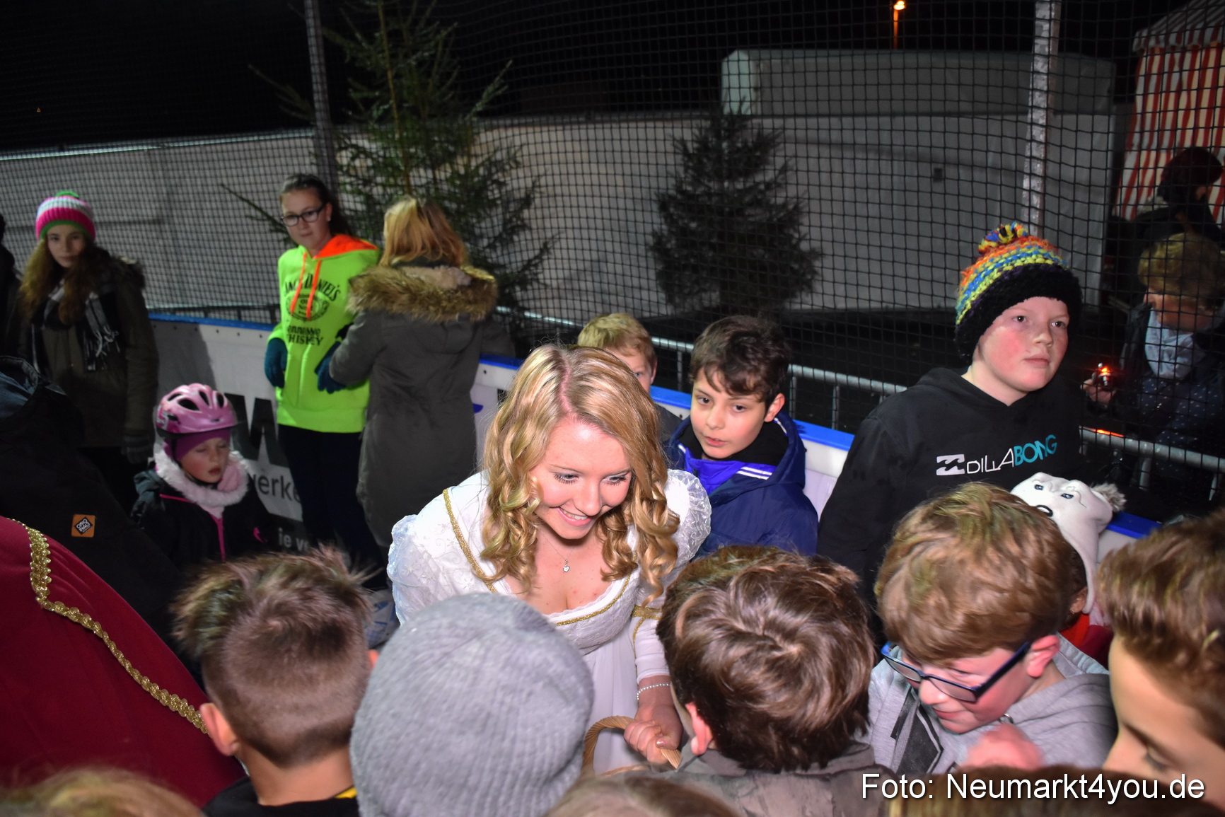 Nikolaus Eislaufbahn Neumarkt 051215 0007