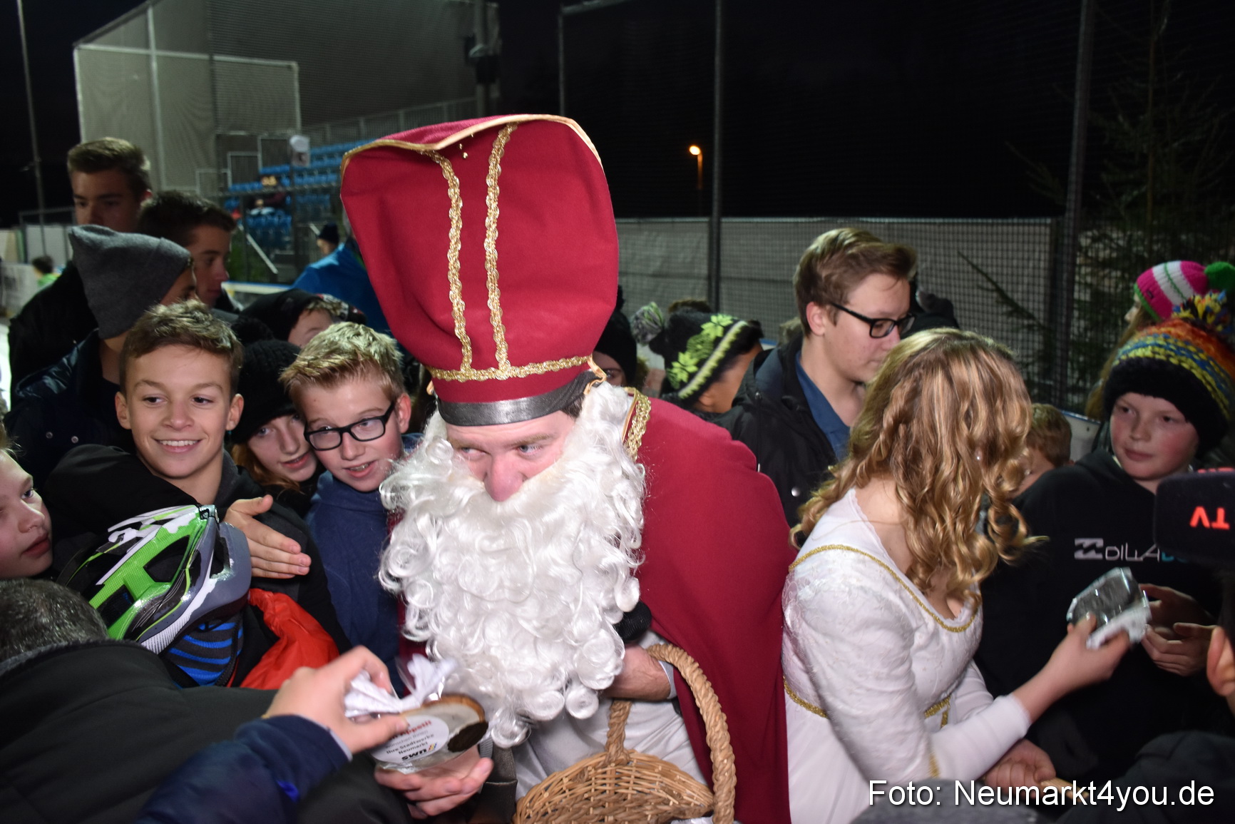 Nikolaus Eislaufbahn Neumarkt 051215 0008